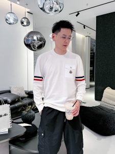 P500 Moncler蒙口 2024新款圆领针织毛衣柜子最新款客供美丽奴羊毛➕羊绒混纺面料针织的手法工艺让密度极其细致铸就了手感扎实细腻柔软的织物质感已极大程度上堪比高贵羊绒经典百搭款经典品牌元素辨识度极高；圆领设计适合各种穿搭
颜色黑色 白色
码数M-3XL 178 140斤穿L 最大穿190斤-高仿包包