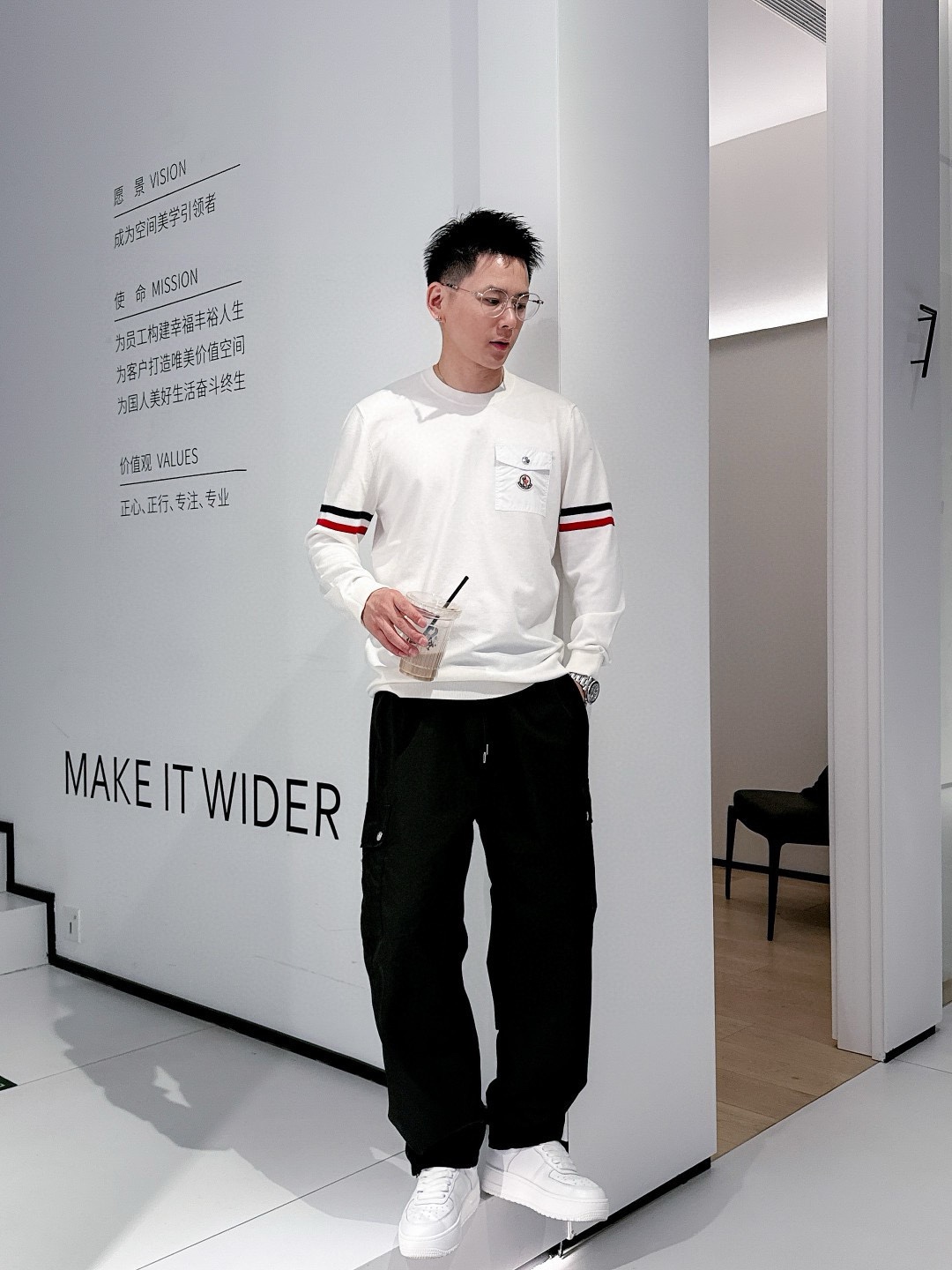 P500 Moncler Moncler 2024 new round neck knitted sweater cabinet the latest models guest for the merino wool ➕ cashmere blend fabric knitting techniques technology so that the density of extremely detailed casting the feel of solid delicate soft fabric texture has a great extent comparable to the noble cashmere classic versatile models of the classic brand elements recognizable high; round neck design suitable for all kinds of wear color black white yards M-3XL 178 140 pounds to wear L Max wear 190 pounds - high imitation factory
