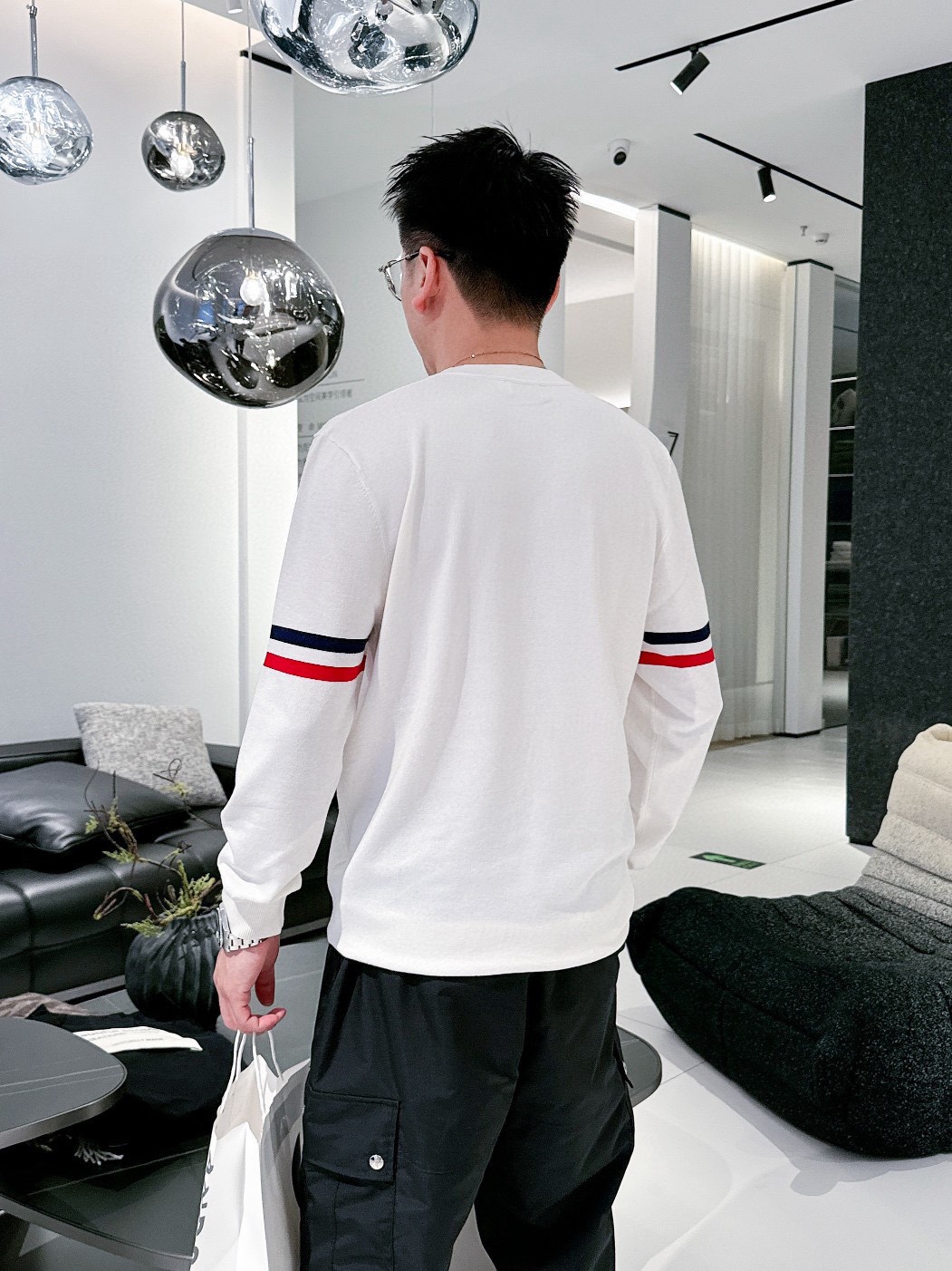P500 Moncler Moncler 2024 new round neck knitted sweater cabinet the latest models guest for the merino wool ➕ cashmere blend fabric knitting techniques technology so that the density of extremely detailed casting the feel of solid delicate soft fabric texture has a great extent comparable to the noble cashmere classic versatile models of the classic brand elements recognizable high; round neck design suitable for all kinds of wear color black white yards M-3XL 178 140 pounds to wear L Max wear 190 pounds - high imitation factory