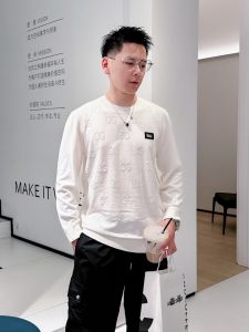 P500 DG杜嘉班纳 2024新款圆领针织毛衣柜子最新款客供美丽奴羊毛➕羊绒混纺面料针织的手法工艺让密度极其细致铸就了手感扎实细腻柔软的织物质感已极大程度上堪比高贵羊绒经典百搭款经典品牌元素辨识度极高；圆领设计适合各种穿搭
颜色黑色 白色
码数M-3XL 178 140斤穿L 最大穿190斤-高仿包包