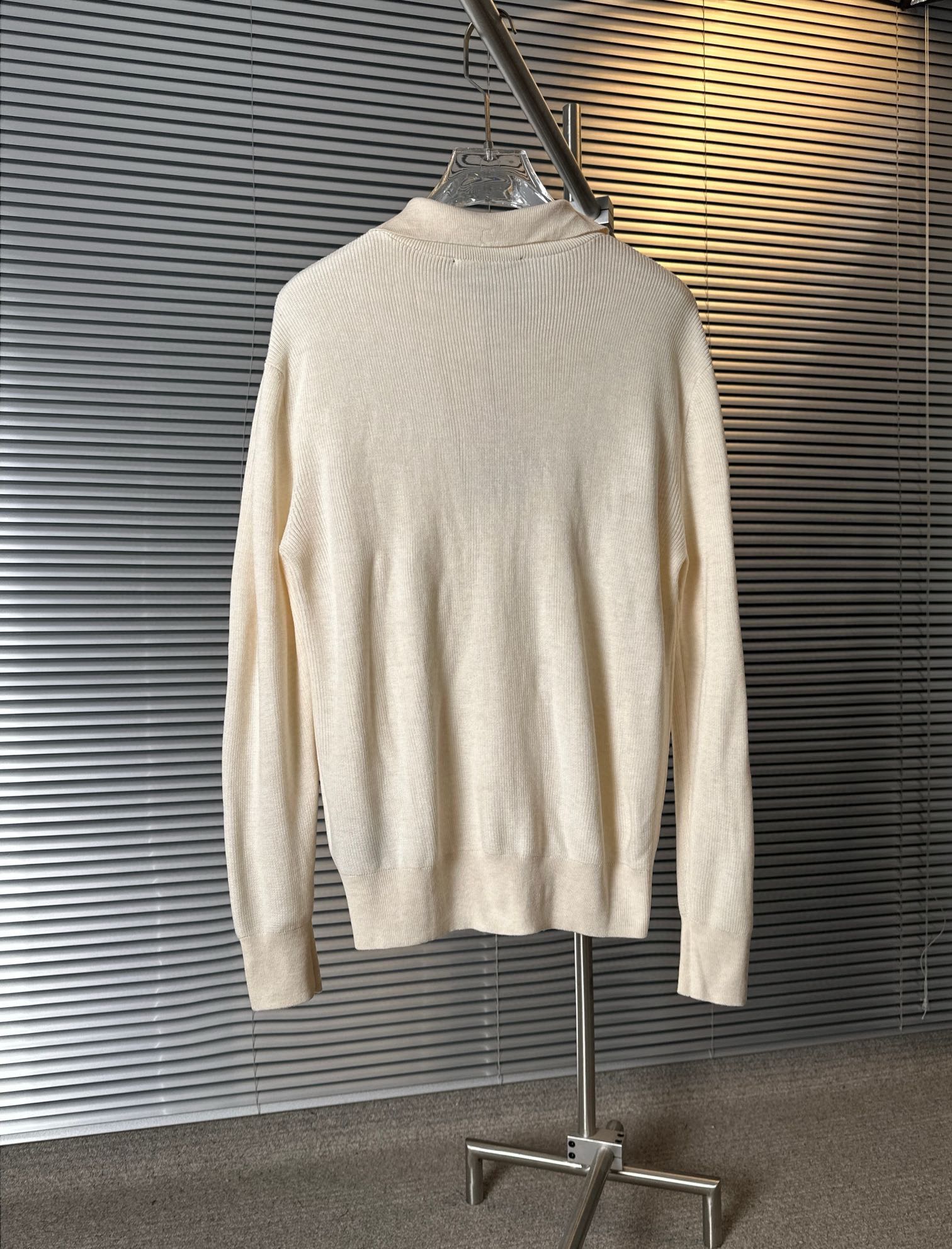 图片[2]-P680 LP诺悠翩雅 让我们一起进入这款L家秋冬季高货单品
拉链高领防风保暖羊毛衫御寒造型兼备
目前平台还在卖$5400人民币在15000+
非常昂贵一款奢级老外货
我们的团队相信2024年是高领年
用每针每线精细的织出来
这款轻盈精美的羊绒和桑蚕丝高领上衣点亮您的针织衣橱
桑蚕丝的光泽和雕塑感增强了罗纹效果
为这款叠穿单品增添精致质感
针法采用16针打机做法 是横机工艺里面最耗时间的
也意味着最贵的做法 不易起球不易变形
纱线是桑蚕丝结合羊毛甄选美丽诺羊毛
混入5种混纺面料里面有羊毛、桑蚕丝 、 再生纤维 、锦纶、 晴纶
羊毛有天然的吸湿性
桑蚕丝让整件衣服更加有骨感和光泽度
拉链式的领口设计打造多种风格
既防风保暖又不失时尚率性
拉链用超纯铜厚重型拉链拉头是定向开发
高规格的定制实实在在的品质
桑蚕丝Mulberry silk
会呼吸的双宫茧蚕丝软黄金-桑蚕丝轻盈柔和
第二代 抗皱王者
这进口的纱线具有强大抗皱能力又亲肤
弹力罗纹下摆
下摆紧密罗纹收边持久弹力包裹性好久穿不易松垮散坠
弹力罗纹袖口
袖口织入进口弹力丝良好的伸缩回弹性舒适贴合不紧绷同时不易松散变形
尺码表
M  胸围104  衣长69  肩宽96  袖长64
L  胸围108  衣长71  肩宽100  袖长65
XL  胸围114  衣长72  肩宽104  袖长66
XXL  胸围120  衣长73  肩宽108  袖长66-高仿包包