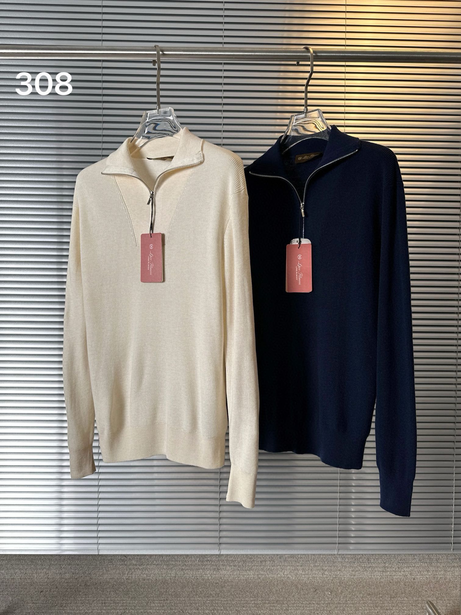 图片[3]-P680 LP诺悠翩雅 让我们一起进入这款L家秋冬季高货单品
拉链高领防风保暖羊毛衫御寒造型兼备
目前平台还在卖$5400人民币在15000+
非常昂贵一款奢级老外货
我们的团队相信2024年是高领年
用每针每线精细的织出来
这款轻盈精美的羊绒和桑蚕丝高领上衣点亮您的针织衣橱
桑蚕丝的光泽和雕塑感增强了罗纹效果
为这款叠穿单品增添精致质感
针法采用16针打机做法 是横机工艺里面最耗时间的
也意味着最贵的做法 不易起球不易变形
纱线是桑蚕丝结合羊毛甄选美丽诺羊毛
混入5种混纺面料里面有羊毛、桑蚕丝 、 再生纤维 、锦纶、 晴纶
羊毛有天然的吸湿性
桑蚕丝让整件衣服更加有骨感和光泽度
拉链式的领口设计打造多种风格
既防风保暖又不失时尚率性
拉链用超纯铜厚重型拉链拉头是定向开发
高规格的定制实实在在的品质
桑蚕丝Mulberry silk
会呼吸的双宫茧蚕丝软黄金-桑蚕丝轻盈柔和
第二代 抗皱王者
这进口的纱线具有强大抗皱能力又亲肤
弹力罗纹下摆
下摆紧密罗纹收边持久弹力包裹性好久穿不易松垮散坠
弹力罗纹袖口
袖口织入进口弹力丝良好的伸缩回弹性舒适贴合不紧绷同时不易松散变形
尺码表
M  胸围104  衣长69  肩宽96  袖长64
L  胸围108  衣长71  肩宽100  袖长65
XL  胸围114  衣长72  肩宽104  袖长66
XXL  胸围120  衣长73  肩宽108  袖长66-高仿包包