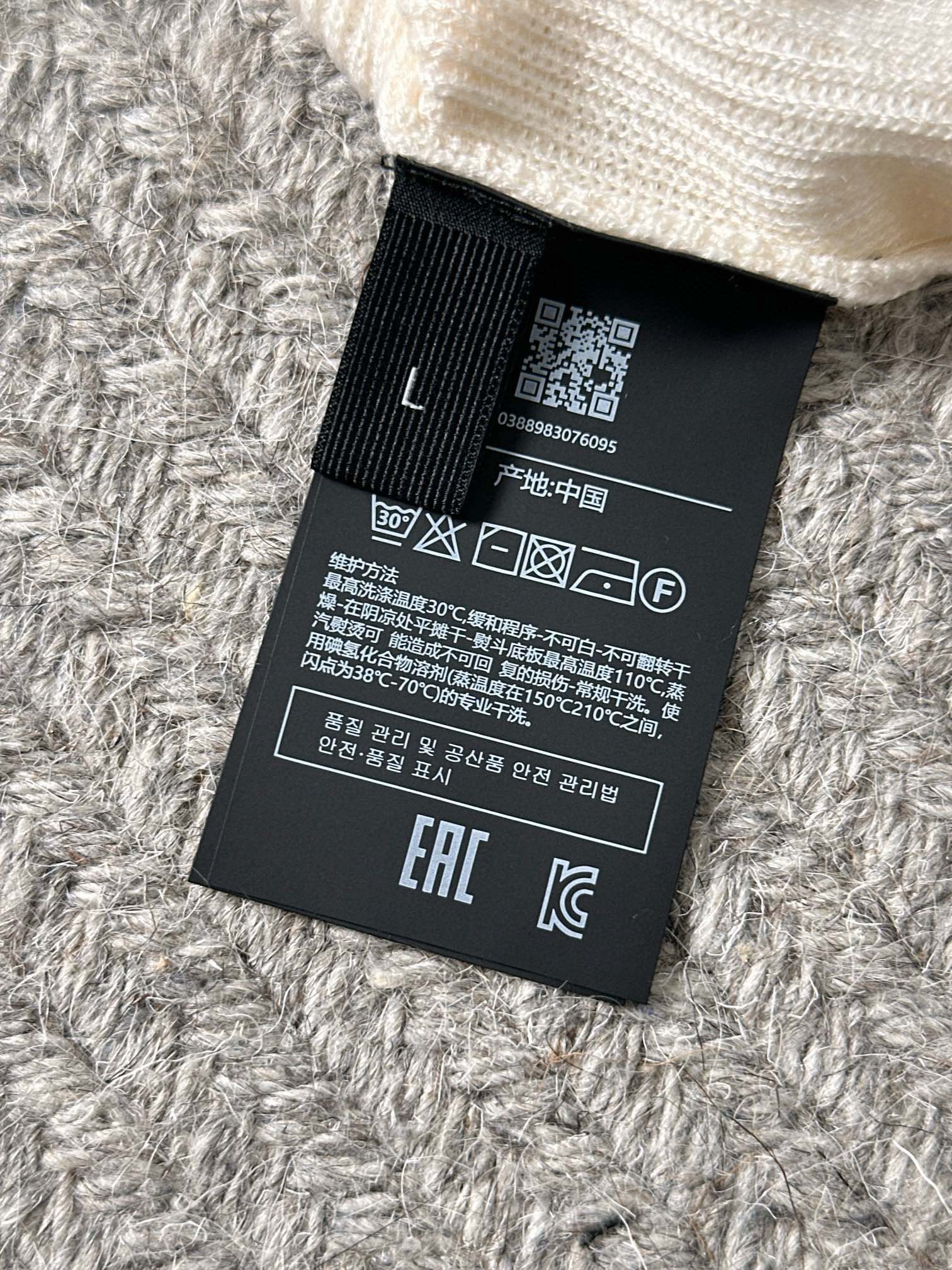 图片[9]-P680 LP诺悠翩雅 让我们一起进入这款L家秋冬季高货单品
拉链高领防风保暖羊毛衫御寒造型兼备
目前平台还在卖$5400人民币在15000+
非常昂贵一款奢级老外货
我们的团队相信2024年是高领年
用每针每线精细的织出来
这款轻盈精美的羊绒和桑蚕丝高领上衣点亮您的针织衣橱
桑蚕丝的光泽和雕塑感增强了罗纹效果
为这款叠穿单品增添精致质感
针法采用16针打机做法 是横机工艺里面最耗时间的
也意味着最贵的做法 不易起球不易变形
纱线是桑蚕丝结合羊毛甄选美丽诺羊毛
混入5种混纺面料里面有羊毛、桑蚕丝 、 再生纤维 、锦纶、 晴纶
羊毛有天然的吸湿性
桑蚕丝让整件衣服更加有骨感和光泽度
拉链式的领口设计打造多种风格
既防风保暖又不失时尚率性
拉链用超纯铜厚重型拉链拉头是定向开发
高规格的定制实实在在的品质
桑蚕丝Mulberry silk
会呼吸的双宫茧蚕丝软黄金-桑蚕丝轻盈柔和
第二代 抗皱王者
这进口的纱线具有强大抗皱能力又亲肤
弹力罗纹下摆
下摆紧密罗纹收边持久弹力包裹性好久穿不易松垮散坠
弹力罗纹袖口
袖口织入进口弹力丝良好的伸缩回弹性舒适贴合不紧绷同时不易松散变形
尺码表
M  胸围104  衣长69  肩宽96  袖长64
L  胸围108  衣长71  肩宽100  袖长65
XL  胸围114  衣长72  肩宽104  袖长66
XXL  胸围120  衣长73  肩宽108  袖长66-高仿包包