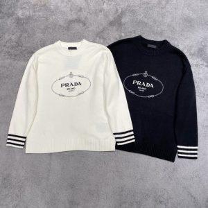 P600 Prada普拉达  2024秋冬最新系列针织羊毛衫毛衣系列 专柜1:1顶级复刻全品相！加厚款潮人必备单品！懂货的老铁赶紧下手面料：100%羊毛
尺码M~3XL 178 150斤穿L 最大穿210斤-高仿包包