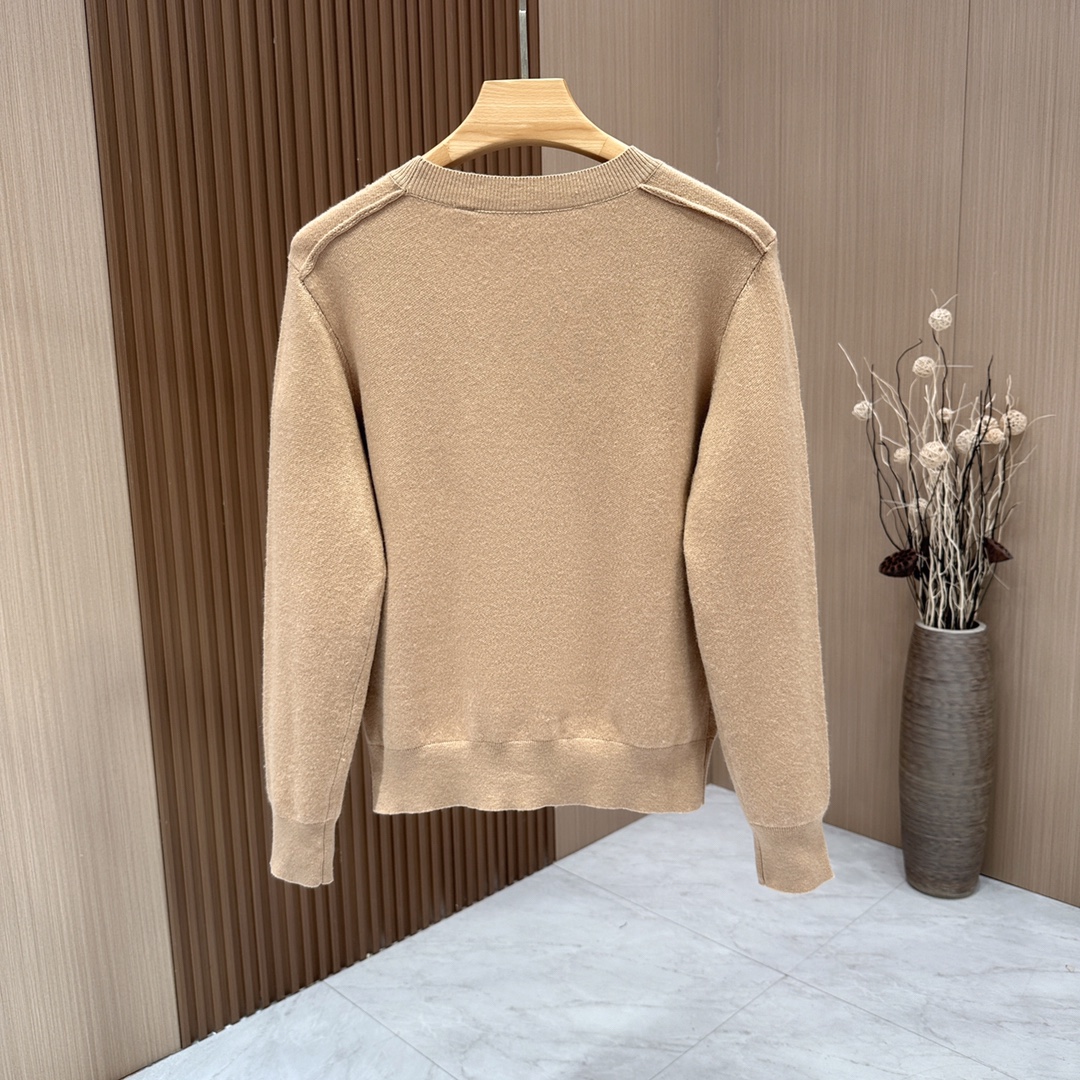 图片[2]-P630   Burberry巴宝莉  2024ss秋冬官网同步时尚休闲毛衣 面料柔软舒适上身舒适透气亲肤不扎人前面设计最新B字盾牌LOGO独特混搭设计风格无论是单穿还是搭配都是百搭单品彰显了年轻人的个性档次极高上身帅气十足！
🔴码数：S-XXL
🔴颜色：卡色-黑色-高仿包包