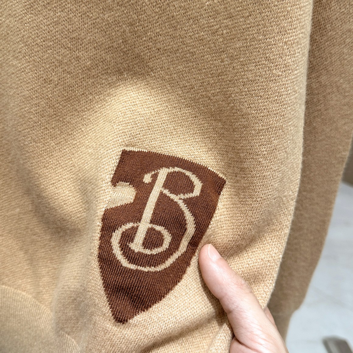 图片[4]-P630   Burberry巴宝莉  2024ss秋冬官网同步时尚休闲毛衣 面料柔软舒适上身舒适透气亲肤不扎人前面设计最新B字盾牌LOGO独特混搭设计风格无论是单穿还是搭配都是百搭单品彰显了年轻人的个性档次极高上身帅气十足！
🔴码数：S-XXL
🔴颜色：卡色-黑色-高仿包包
