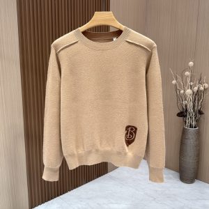 P630   Burberry巴宝莉  2024ss秋冬官网同步时尚休闲毛衣 面料柔软舒适上身舒适透气亲肤不扎人前面设计最新B字盾牌LOGO独特混搭设计风格无论是单穿还是搭配都是百搭单品彰显了年轻人的个性档次极高上身帅气十足！
🔴码数：S-XXL
🔴颜色：卡色-黑色-高仿包包