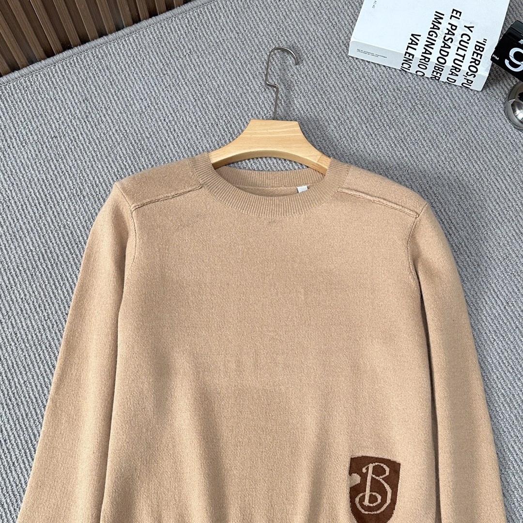 图片[9]-P630   Burberry巴宝莉  2024ss秋冬官网同步时尚休闲毛衣 面料柔软舒适上身舒适透气亲肤不扎人前面设计最新B字盾牌LOGO独特混搭设计风格无论是单穿还是搭配都是百搭单品彰显了年轻人的个性档次极高上身帅气十足！
🔴码数：S-XXL
🔴颜色：卡色-黑色-高仿包包