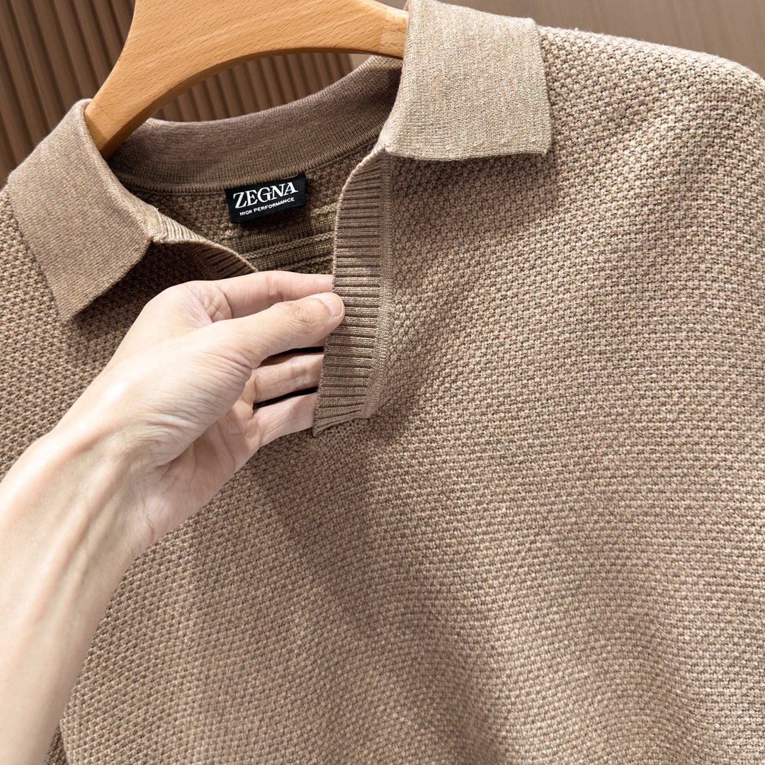 图片[5]-P600  Ermenegildo Zegna 杰尼亚2024秋冬官网同步剪刀V字领毛衣长袖面料超级柔软细腻采用进口机织立体蜂巢网眼面料羊毛➕山羊绒气场十足剪裁非常到位上身优雅而干练美利落不拖沓车工走线均匀流畅没有任何可挑剔之处完美到了极点优雅大气又不失干练!
🔴码数:48-50-52-54
🔴颜色:白色-浅兰色-深卡色-灰褐色-高仿包包