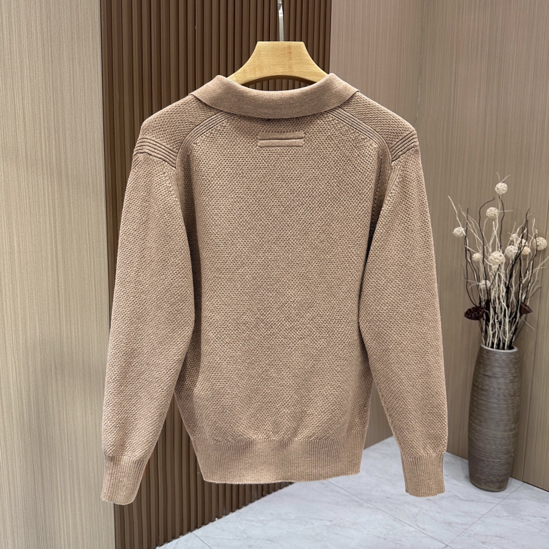 图片[2]-P600  Ermenegildo Zegna 杰尼亚2024秋冬官网同步剪刀V字领毛衣长袖面料超级柔软细腻采用进口机织立体蜂巢网眼面料羊毛➕山羊绒气场十足剪裁非常到位上身优雅而干练美利落不拖沓车工走线均匀流畅没有任何可挑剔之处完美到了极点优雅大气又不失干练!
🔴码数:48-50-52-54
🔴颜色:白色-浅兰色-深卡色-灰褐色-高仿包包