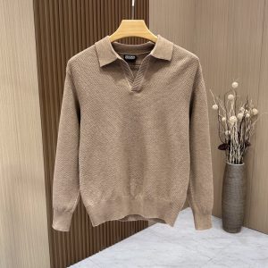 P600  Ermenegildo Zegna 杰尼亚2024秋冬官网同步剪刀V字领毛衣长袖面料超级柔软细腻采用进口机织立体蜂巢网眼面料羊毛➕山羊绒气场十足剪裁非常到位上身优雅而干练美利落不拖沓车工走线均匀流畅没有任何可挑剔之处完美到了极点优雅大气又不失干练!
🔴码数:48-50-52-54
🔴颜色:白色-浅兰色-深卡色-灰褐色-高仿包包