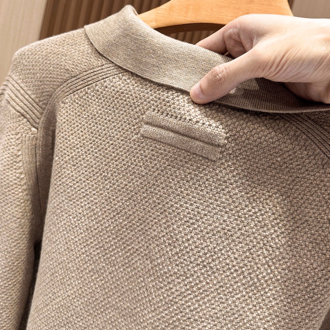 图片[9]-P600  Ermenegildo Zegna 杰尼亚2024秋冬官网同步剪刀V字领毛衣长袖面料超级柔软细腻采用进口机织立体蜂巢网眼面料羊毛➕山羊绒气场十足剪裁非常到位上身优雅而干练美利落不拖沓车工走线均匀流畅没有任何可挑剔之处完美到了极点优雅大气又不失干练!
🔴码数:48-50-52-54
🔴颜色:白色-浅兰色-深卡色-灰褐色-高仿包包