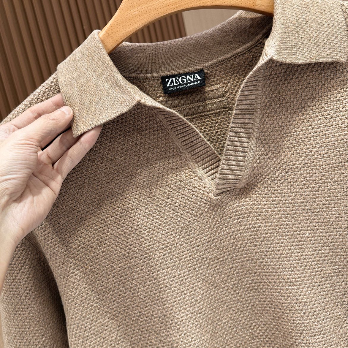 图片[4]-P600  Ermenegildo Zegna 杰尼亚2024秋冬官网同步剪刀V字领毛衣长袖面料超级柔软细腻采用进口机织立体蜂巢网眼面料羊毛➕山羊绒气场十足剪裁非常到位上身优雅而干练美利落不拖沓车工走线均匀流畅没有任何可挑剔之处完美到了极点优雅大气又不失干练!
🔴码数:48-50-52-54
🔴颜色:白色-浅兰色-深卡色-灰褐色-高仿包包
