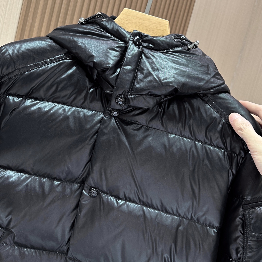 图片[3]-P1260  MONCLER  蒙口2024ss新款Maljsset袖口螺纹男士羽绒服！优质国产90鸭绒绒量非常厚实帽子🎩可拆卸袖子带经典logo织带标志原版五金辅料灰色内里色泽饱满诱人细节做到无可挑剔蓬松度极高耐寒必备款！三标齐全！小细节：记得先拍打羽绒立马塑型蓬松！
🔴码数：1-2-3-4-5
🔴颜色：黑色-红色-米白色-高仿包包
