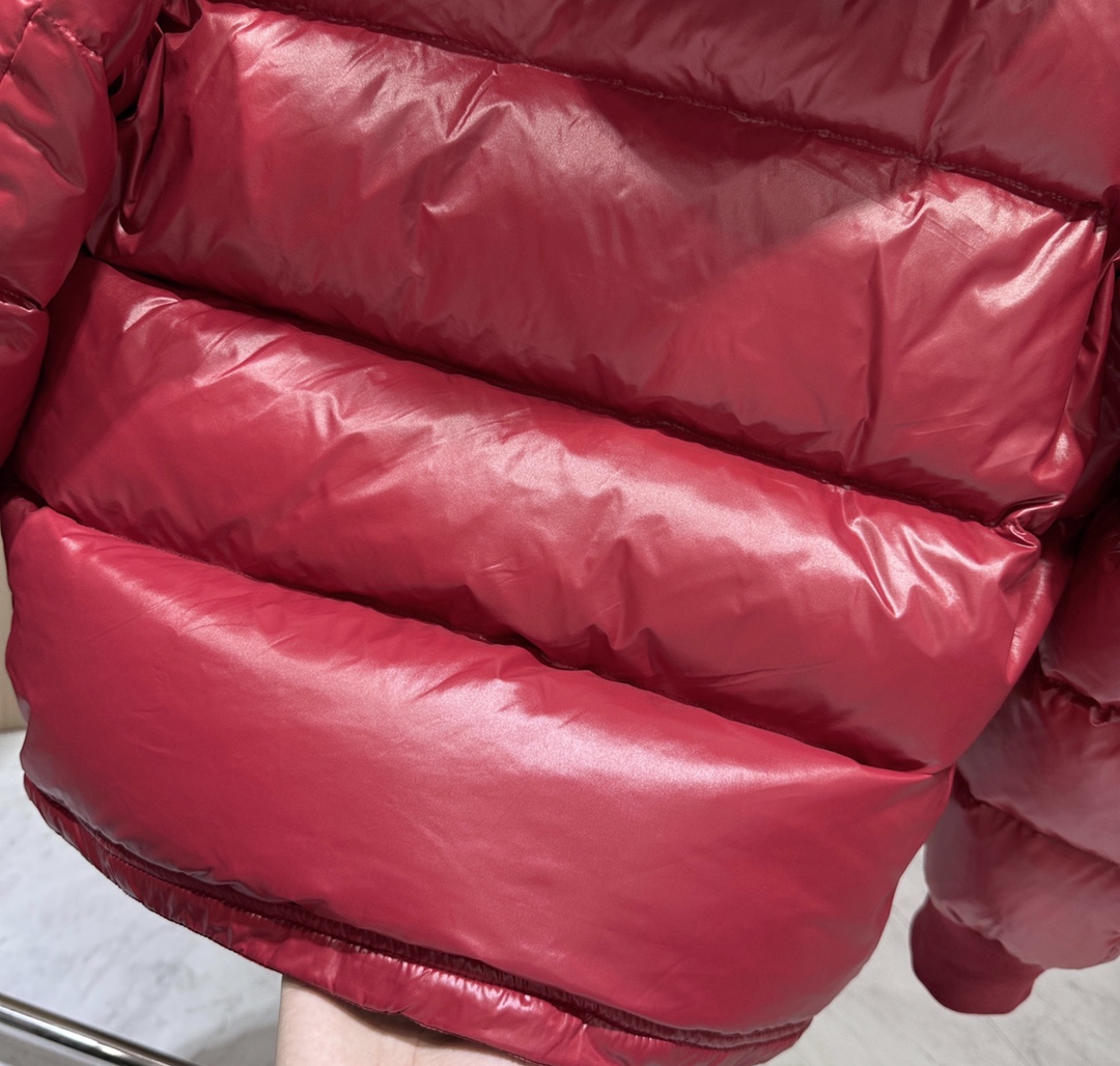 图片[9]-P1260  MONCLER  蒙口2024ss新款Maljsset袖口螺纹男士羽绒服！优质国标90鸭绒绒量非常厚实帽子🎩可拆卸袖子带经典logo织带标志原版五金辅料灰色内里色泽饱满诱人细节做到无可挑剔蓬松度极高耐寒必备款！三标齐全！小细节：记得先拍打羽绒立马塑型蓬松！
🔴码数：1-2-3-4-5
🔴颜色：黑色-红色-米白色-高仿包包