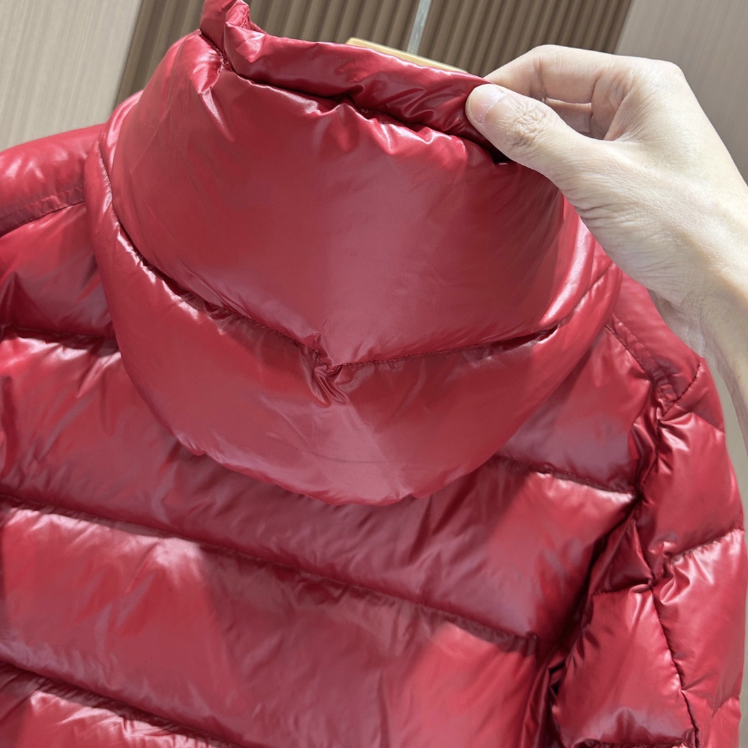 图片[8]-P1260  MONCLER  蒙口2024ss新款Maljsset袖口螺纹男士羽绒服！优质国标90鸭绒绒量非常厚实帽子🎩可拆卸袖子带经典logo织带标志原版五金辅料灰色内里色泽饱满诱人细节做到无可挑剔蓬松度极高耐寒必备款！三标齐全！小细节：记得先拍打羽绒立马塑型蓬松！
🔴码数：1-2-3-4-5
🔴颜色：黑色-红色-米白色-高仿包包