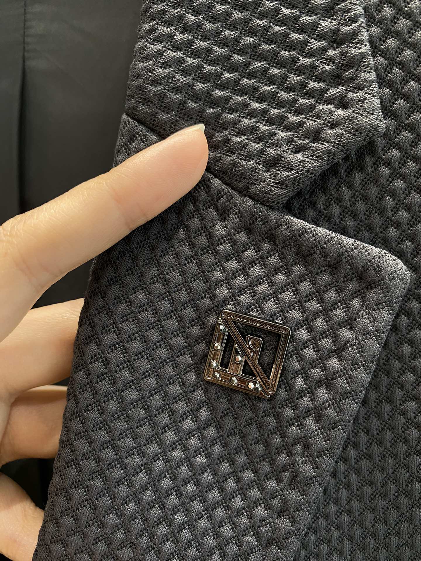 图片[5]-芬迪
2024新款男士休闲西装 西服外套 官网同步售卖  高端定制 时尚百搭 爆款采用原版进口100%聚酯纤维创新记忆面料 大师级剪裁！手感柔软细腻 上身舒适 客供原版进口刻字五金辅料配件线条流畅工艺精致版型超赞随意搭配都非常时尚帅气 强烈推荐哦！专柜尺码：M-3XL🅿️840-高仿包包