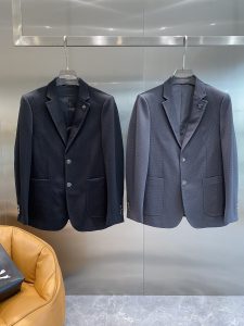 芬迪
2024新款男士休闲西装 西服外套 官网同步售卖  高端定制 时尚百搭 爆款采用原版进口100%聚酯纤维创新记忆面料 大师级剪裁！手感柔软细腻 上身舒适 客供原版进口刻字五金辅料配件线条流畅工艺精致版型超赞随意搭配都非常时尚帅气 强烈推荐哦！专柜尺码：M-3XL🅿️840-高仿包包