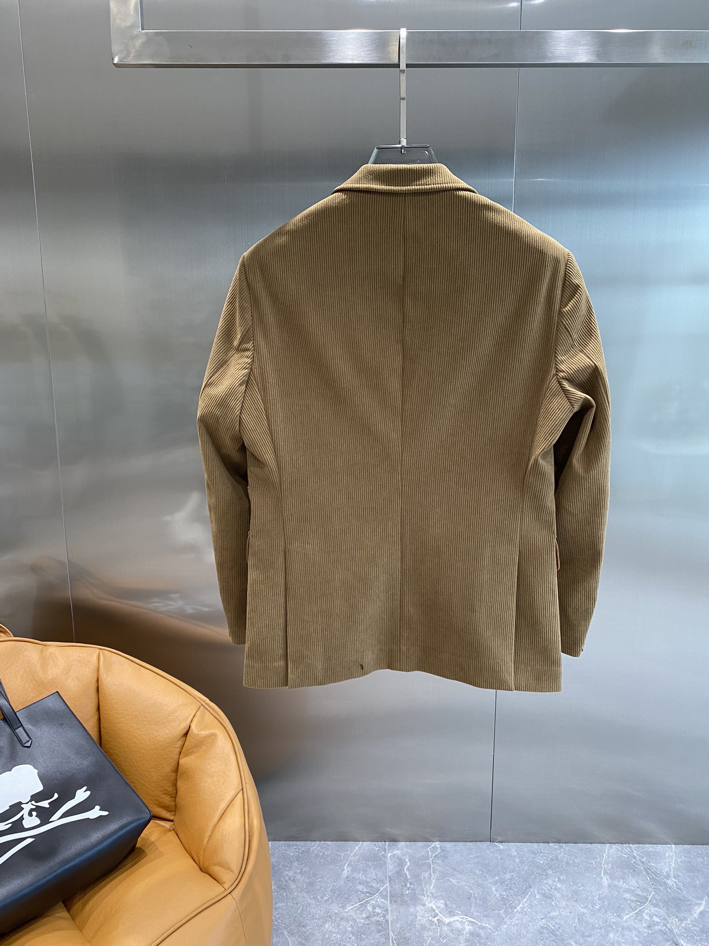 图片[7]-《𝙉𝙚𝙬🤍🖤布鲁家》
24SS新款西服套装 高端品质 灯芯绒面料轻便舒适透气 整体按照人体美学立体剪裁 上身贴合度完美 走线整齐工整转完美的西装搭配更能体现出男士的绅士感
码数：M-3XL🅿️1000-高仿包包