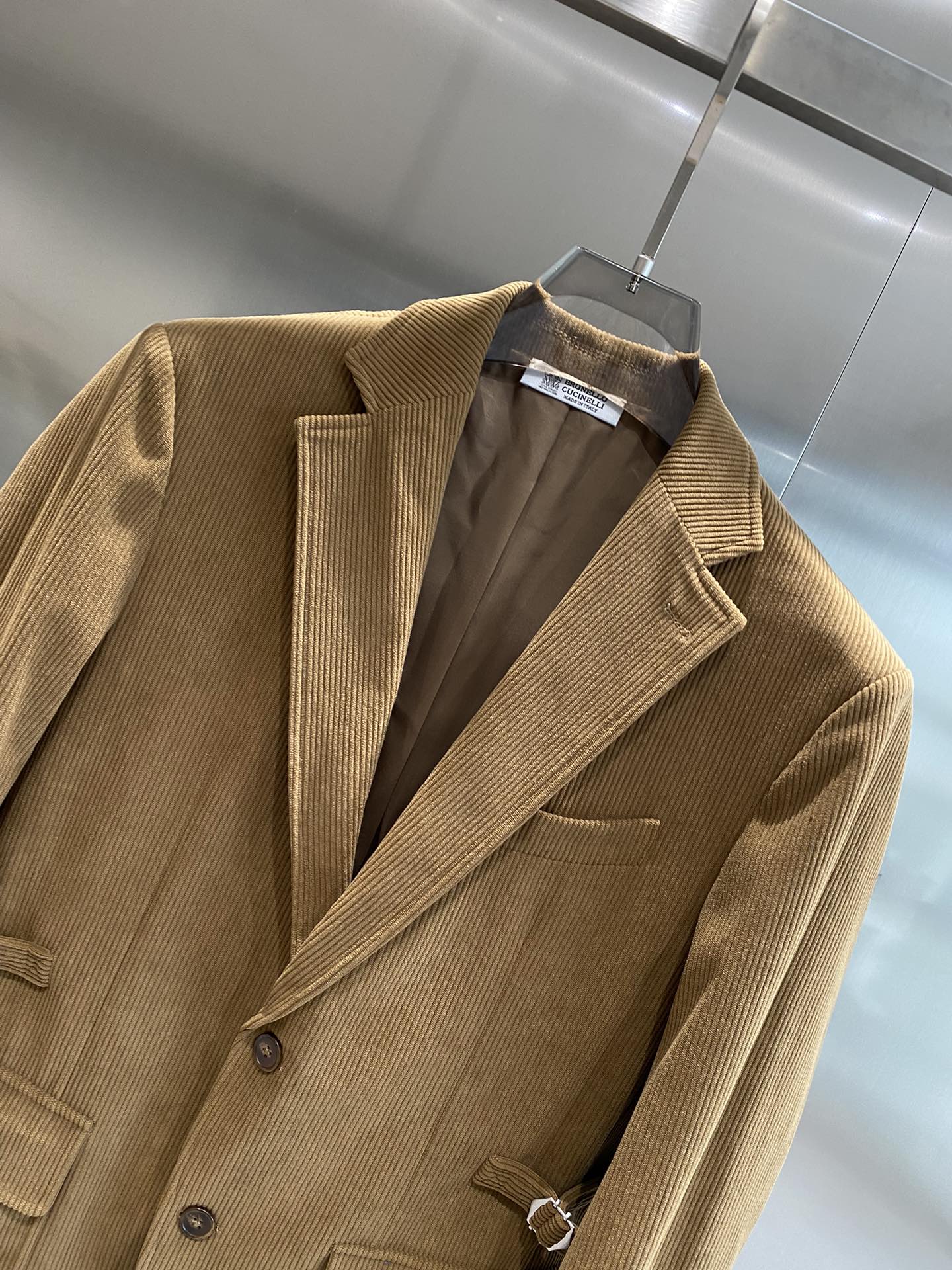 图片[2]-《𝙉𝙚𝙬🤍🖤布鲁家》
24SS新款西服套装 高端品质 灯芯绒面料轻便舒适透气 整体按照人体美学立体剪裁 上身贴合度完美 走线整齐工整转完美的西装搭配更能体现出男士的绅士感
码数：M-3XL🅿️1000-高仿包包