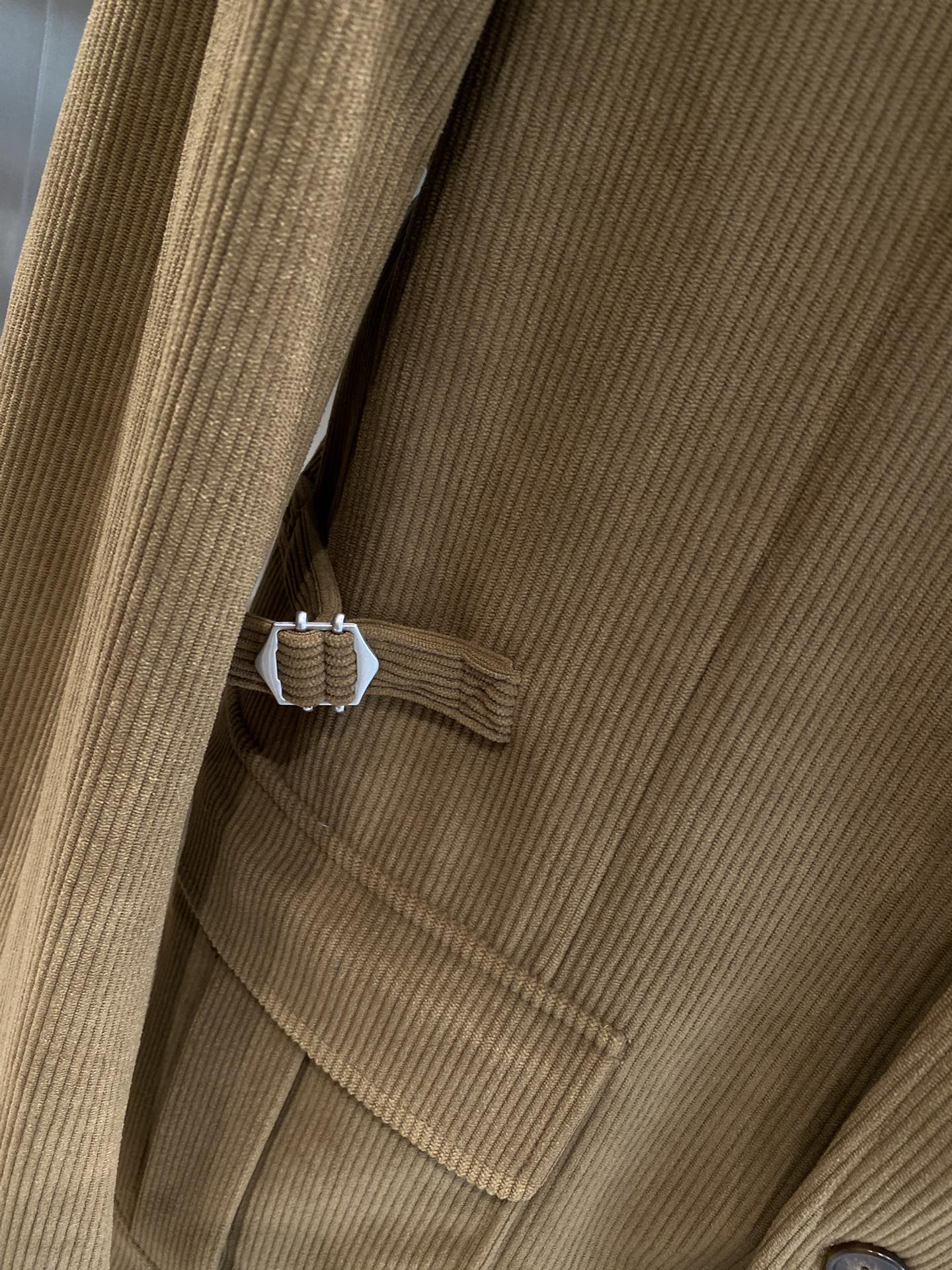 图片[5]-《𝙉𝙚𝙬🤍🖤布鲁家》
24SS新款西服套装 高端品质 灯芯绒面料轻便舒适透气 整体按照人体美学立体剪裁 上身贴合度完美 走线整齐工整转完美的西装搭配更能体现出男士的绅士感
码数：M-3XL🅿️1000-高仿包包