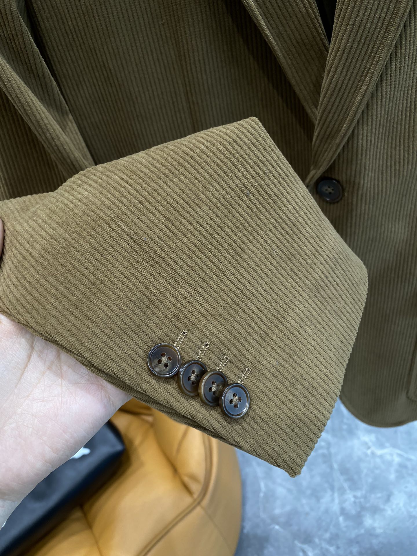 图片[6]-《𝙉𝙚𝙬🤍🖤布鲁家》
24SS新款西服套装 高端品质 灯芯绒面料轻便舒适透气 整体按照人体美学立体剪裁 上身贴合度完美 走线整齐工整转完美的西装搭配更能体现出男士的绅士感
码数：M-3XL🅿️1000-高仿包包