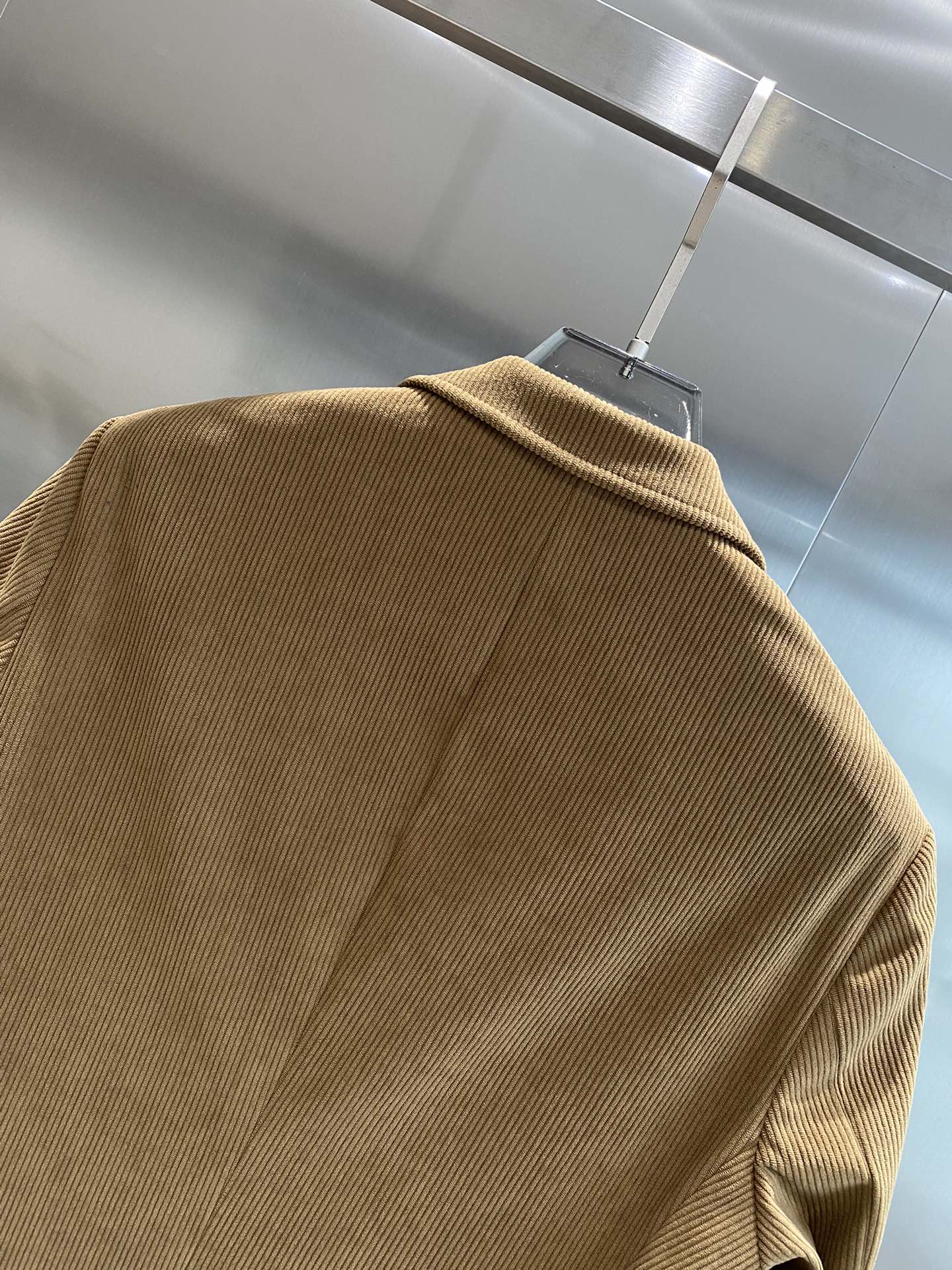 图片[8]-《𝙉𝙚𝙬🤍🖤布鲁家》
24SS新款西服套装 高端品质 灯芯绒面料轻便舒适透气 整体按照人体美学立体剪裁 上身贴合度完美 走线整齐工整转完美的西装搭配更能体现出男士的绅士感
码数：M-3XL🅿️1000-高仿包包