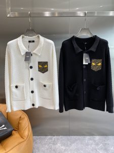 芬迪
2024秋冬新款绵羊毛拉链毛衣开衫绵羊毛面料手感柔软 logo图案设计贸易公司渠道稀出同步官网发售！秋冬系列经典设计！此款毛衣甄选客供进口针织绵羊毛材质！柔软绵密的毛圈肌理贴身穿着透气亲肤舒适色彩靓丽、吸睛时髦度爆棚与众不同的图案绝对可以让你在人群中出彩万分！休闲版型裁剪设计！上身效果减龄又百搭轻松Get起日常休闲穿搭尺码：M-XXL🅿️700-高仿包包