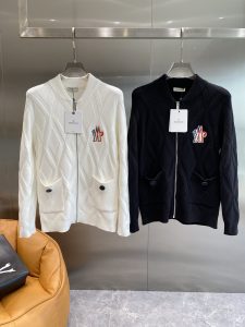 蒙口
独家最新款男士休闲开衫针织毛衣～高级定制 都市风十足 经典简约大气针织毛衣 进口面料 柔软细腻 穿着亲肤舒适男人的衣柜都少不了基础打底 随时随地都可以拿来搭配各种服饰 满足您日常生活需求 衣服设计非常的简洁独特时尚百搭爆 男士必备单品！ 三标齐全！
尺码：M- XXL🅿️700-高仿包包