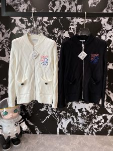 罗意威
独家最新款男士休闲开衫针织毛衣～高级定制 都市风十足 经典简约大气针织毛衣 进口面料 柔软细腻 穿着亲肤舒适男人的衣柜都少不了基础打底 随时随地都可以拿来搭配各种服饰 满足您日常生活需求 衣服设计非常的简洁独特时尚百搭爆 男士必备单品！ 三标齐全！
尺码：M- XXL🅿️700-高仿包包