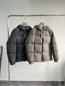 P1320 LV 牛货 2024秋冬款男士纯正90羽绒服！贵族血统 蓬松感十足 御寒神器 高端顶尖一线成衣整件衣服采  用手重工艺设计内里作为骨架支持的部位都遍布手工压胶条防水涂层以户外冲锋衣的廓形为基调融入了时装的设计元素不以功  能性为主导高街实穿款填充物为进口高级甄选90白鸭绒+10羽毛高克重厚实速热以及聚温保暖效果极好聚集了杰尼亚传统工艺 符号片 并赋予了新一季时尚活力和时装美学价值亦庄亦谐的风格都市精英男士首选尺码：M-3XL178 140斤穿L修身 最大可穿190斤-高仿包包