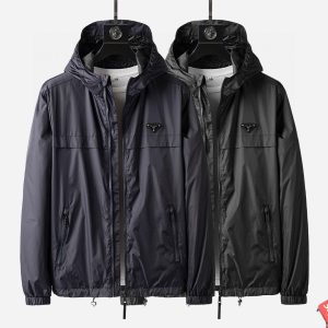 P700 Prada普拉达 2024秋冬官网同步系列 狠货 1:1开模 时尚休闲风衣夹克！经典品牌logo点缀！简洁大方的设计风格 极具前卫设计感极为时尚经典！原版五金！用料非常扎实全进口聚酯纤维定制手感柔软舒适！日常极为好打理！整体造型感强大到极致！随意套上气场立马升级！强烈推荐的高端型男款！！ 尺码：M-XXXL（175 140斤L 最大190斤）-高仿包包