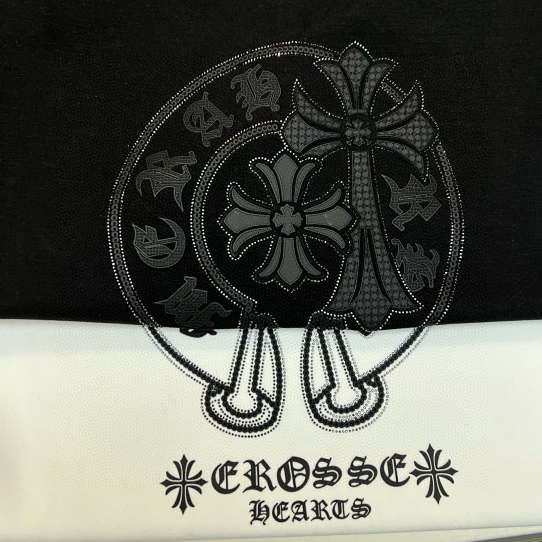 图片[7]-P420 Chrome Hearts克罗心 2024早秋GW同步卫衣T恤！延续经典！全品相订单款！胸前重工艺logo设计高端订制精棉面料从版型到设计都很有时代的新潮感不管版型还是设计足够有细节！微阔版型领口微微贴合颈部好版型好面料！高密度精棉材质 上身舒适亲肤保暖有型！码数M-4XL（178 140斤L 最大200斤）-高仿包包