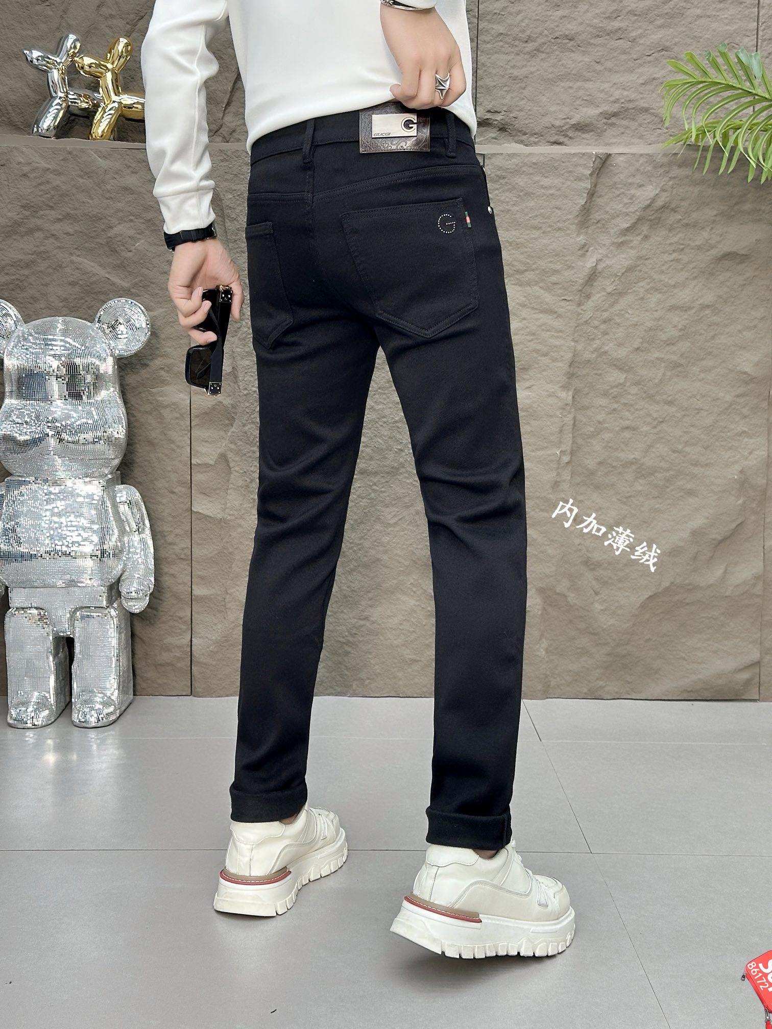 P480 Gucci Gucci Inside plus thin velvet Extreme black cow 2024 fall and winter latest counter series high-end custom Slim small leg jeans latest fashion week runway models perfect hardware decoration fashion must-have Simple versatile models Pure handmade embroidery sewing original color yeast wash process Selected heavyweight denim denim fabric (cotton) Cubic tailoring perfect details Peak good quality! (Slightly elastic) Size: 28-38