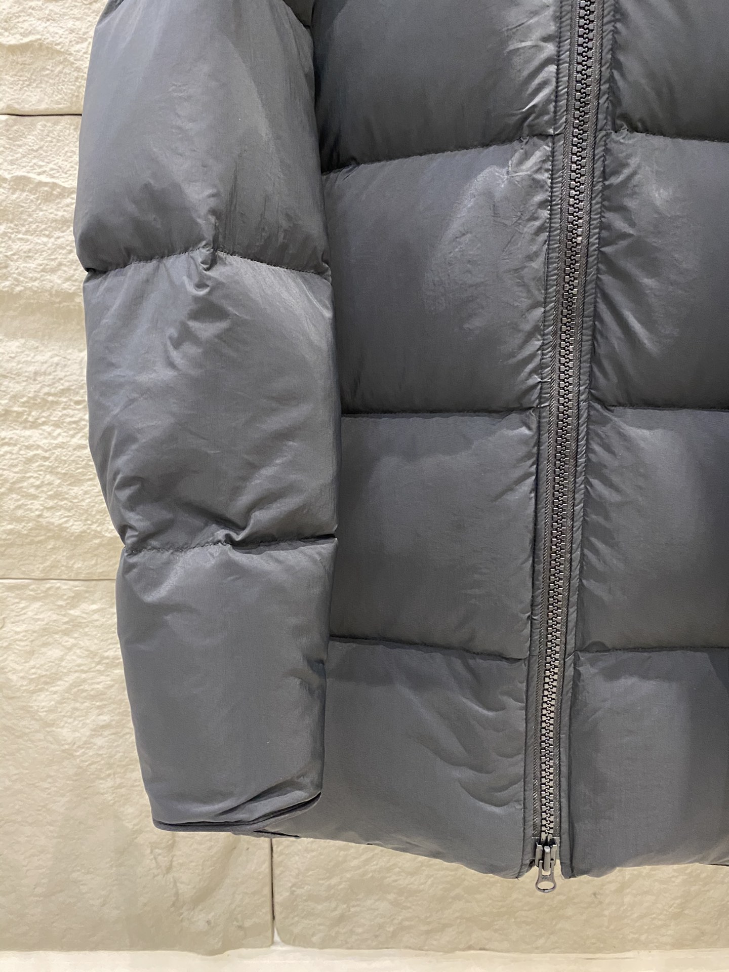 p1300 Canada Goose Canada Goose mid-length hooded down jacket Xu Guanghan same model 🌟 men and women with the same model 90% white duck down high quality lightweight warm and not oppressive outdoor activities straps can be carried on the back of the body in the fall and winter must-have 🦢! Color: black / navy blue Size: S / M / L / XL - high imitation factory