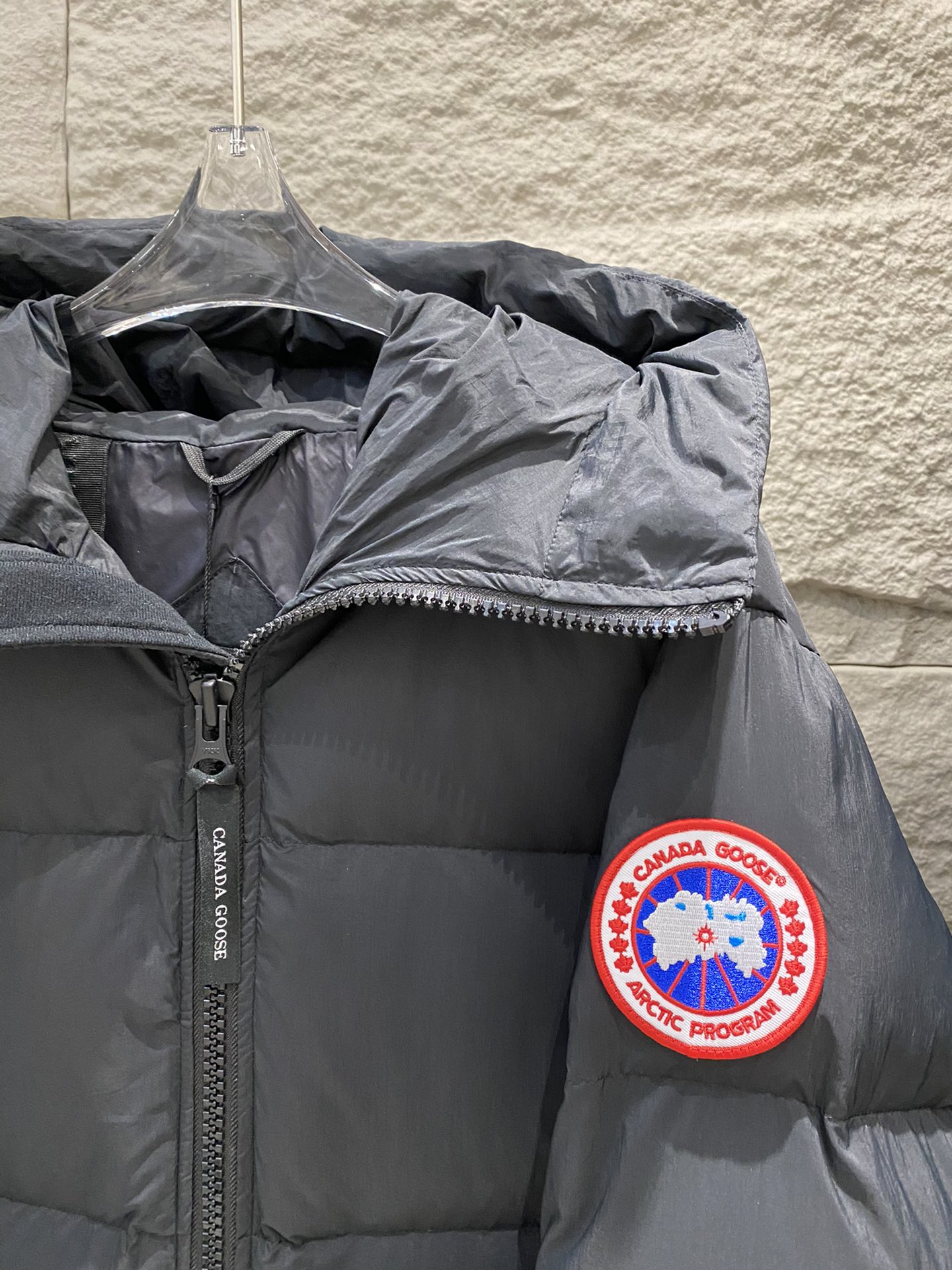 p1300 Canada Goose Canada Goose mid-length hooded down jacket Xu Guanghan same model 🌟 men and women with the same model 90% white duck down high quality lightweight warm and not oppressive outdoor activities straps can be carried on the back of the body in the fall and winter must-have 🦢! Color: black / navy blue Size: S / M / L / XL - high imitation factory
