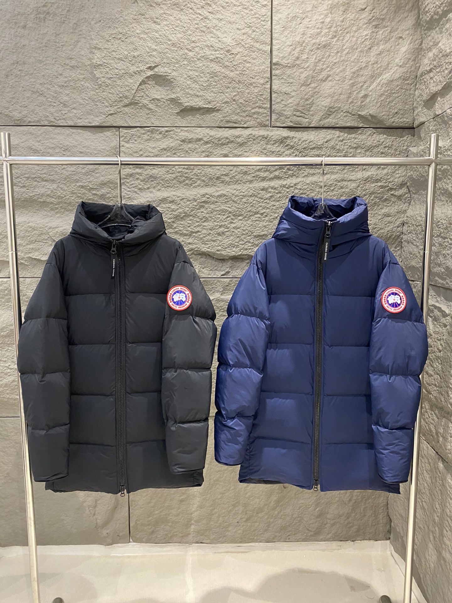 p1300 Canada Goose Canada Goose mid-length hooded down jacket Xu Guanghan same model 🌟 men and women with the same model 90% white duck down high quality lightweight warm and not oppressive outdoor activities straps can be carried on the back of the body in the fall and winter must-have 🦢! Color: black / navy blue Size: S / M / L / XL - high imitation factory