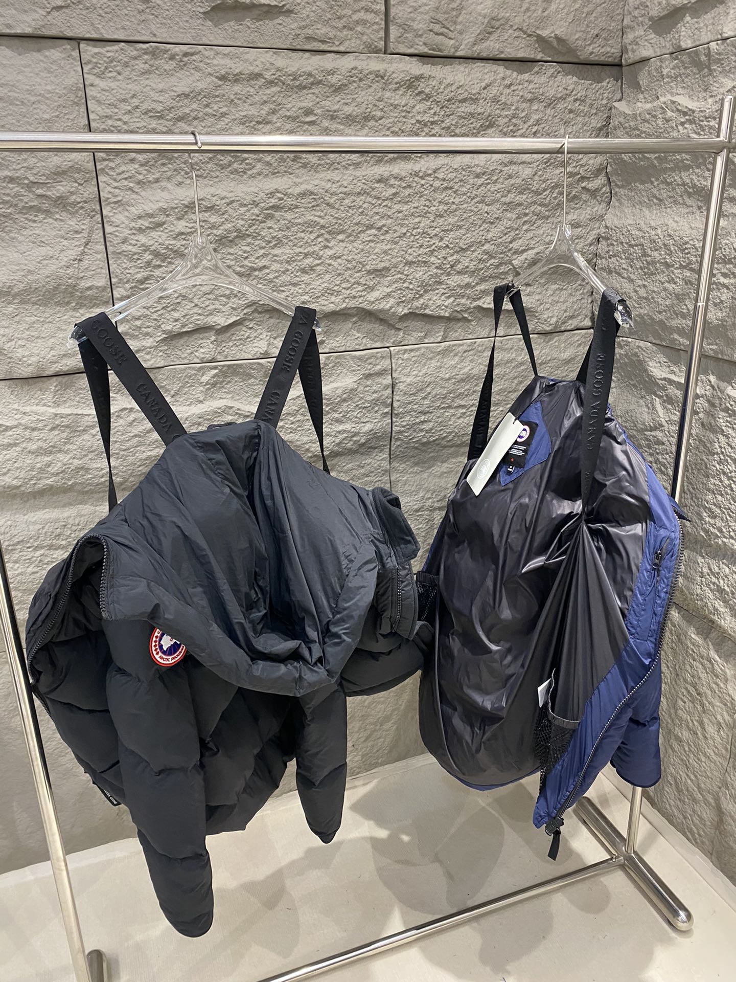 p1300 Canada Goose Canada Goose mid-length hooded down jacket Xu Guanghan same model 🌟 men and women with the same model 90% white duck down high quality lightweight warm and not oppressive outdoor activities straps can be carried on the back of the body in the fall and winter must-have 🦢! Color: black / navy blue Size: S / M / L / XL - high imitation factory