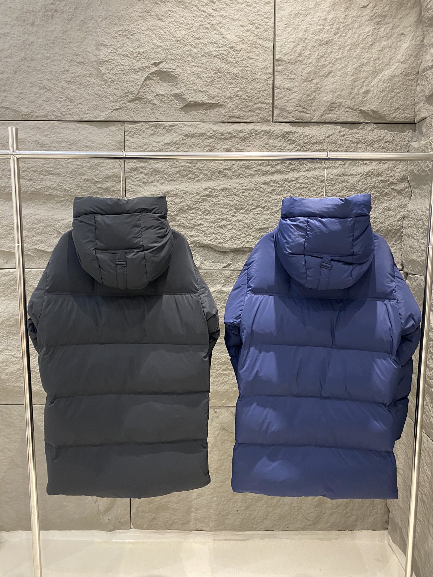 p1300 Canada Goose Canada Goose mid-length hooded down jacket Xu Guanghan same model 🌟 men and women with the same model 90% white duck down high quality lightweight warm and not oppressive outdoor activities straps can be carried on the back of the body in the fall and winter must-have 🦢! Color: black / navy blue Size: S / M / L / XL - high imitation factory