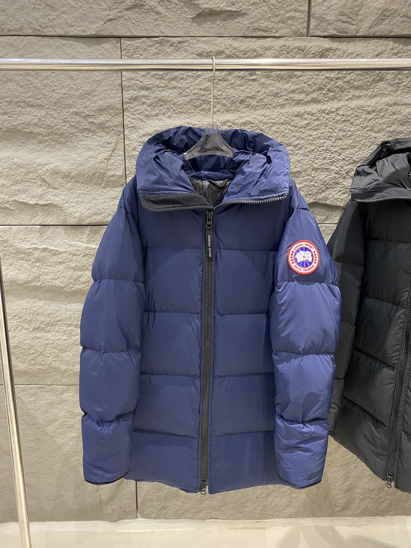 p1300 Canada Goose Canada Goose mid-length hooded down jacket Xu Guanghan same model 🌟 men and women with the same model 90% white duck down high quality lightweight warm and not oppressive outdoor activities straps can be carried on the back of the body in the fall and winter must-have 🦢! Color: black / navy blue Size: S / M / L / XL - high imitation factory