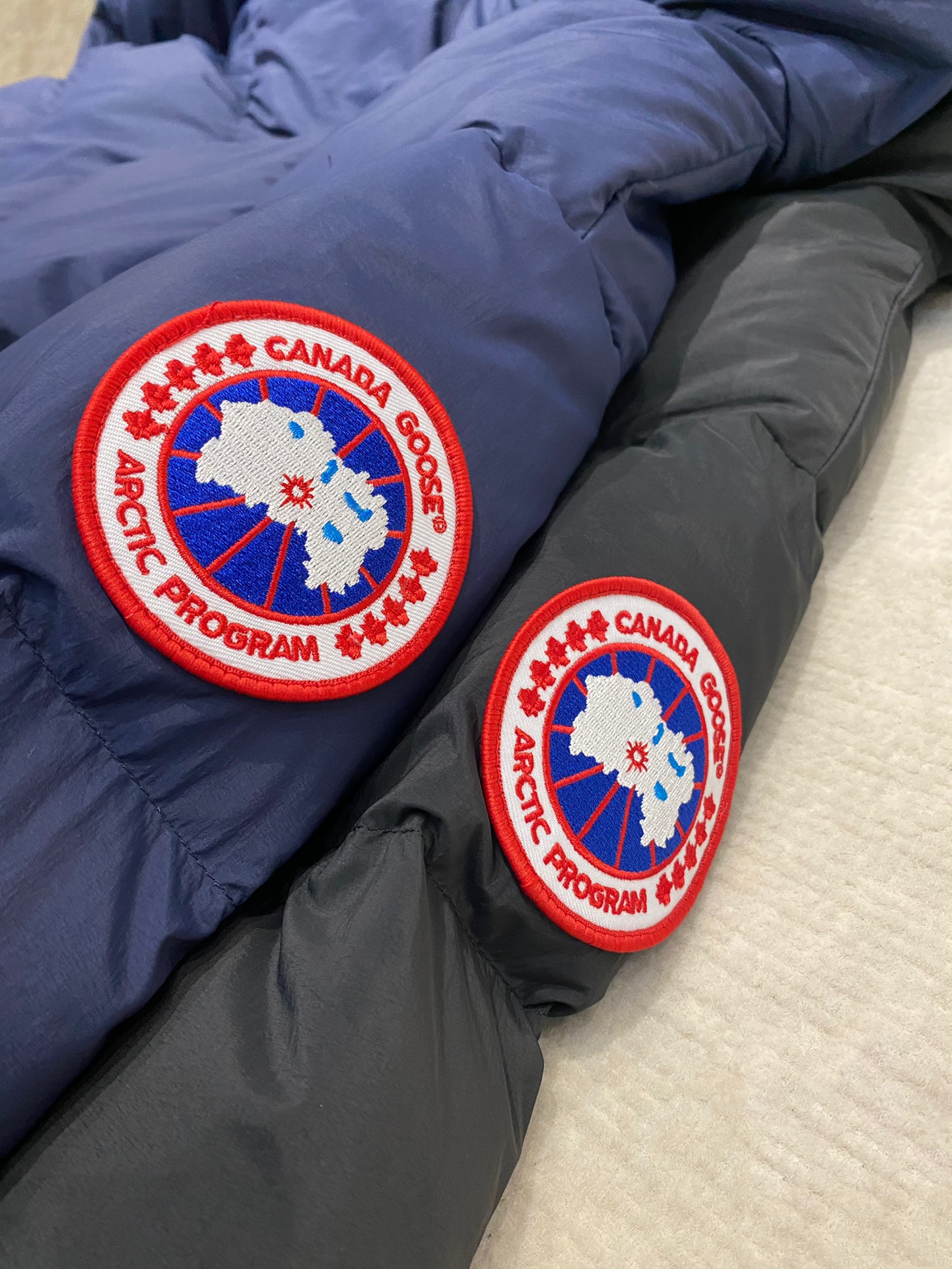 p1300 Canada Goose Canada Goose mid-length hooded down jacket Xu Guanghan same model 🌟 men and women with the same model 90% white duck down high quality lightweight warm and not oppressive outdoor activities straps can be carried on the back of the body in the fall and winter must-have 🦢! Color: black / navy blue Size: S / M / L / XL - high imitation factory