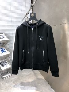 P740 LV 2024ss早秋最新款休闲夹克外套 高端品质
版型面料五金都是专柜1:1定制
面料是用的100%纯棉面料
logo采用品牌经典三角标装饰
时髦高端大气
身上帅气有型一点不拘束、采用优质进口纯棉材质上身超级舒适！搭配经典抽绳点缀整件超级酷炫上档次！上身不厚重尽显时尚个性气息！🌽
颜色:黑色  白色
码数:M-XXXL-高仿包包