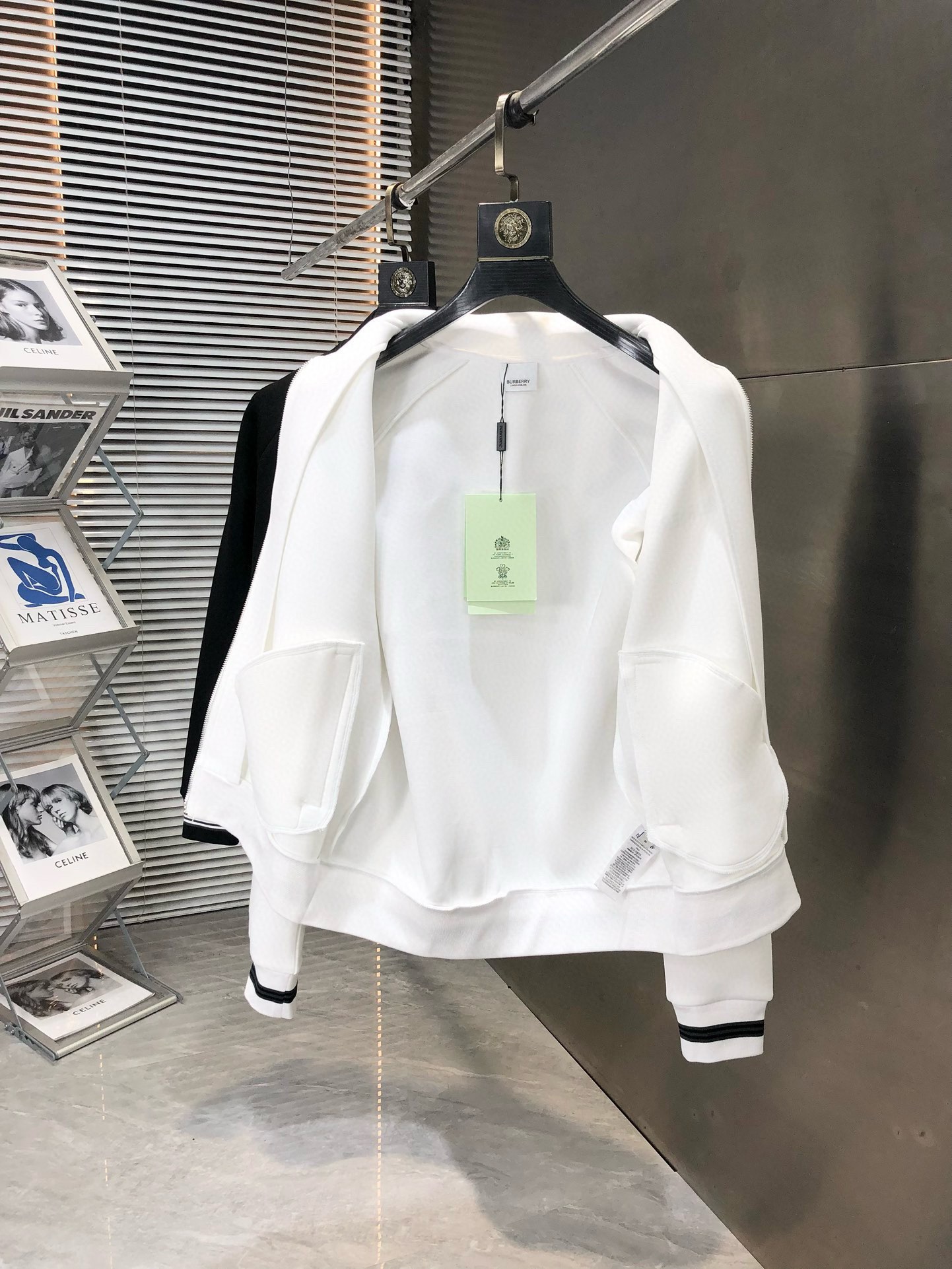 图片[7]-P740 Burberry博柏利 2024ss早秋最新款休闲夹克外套 高端品质
版型面料五金都是专柜1:1定制
面料是用的100%纯棉面料
logo采用品牌经典三角标装饰
时髦高端大气
身上帅气有型一点不拘束、采用优质进口纯棉材质上身超级舒适！搭配经典抽绳点缀整件超级酷炫上档次！上身不厚重尽显时尚个性气息！🌽
颜色:黑色  白色
码数:M-XXXL-高仿包包