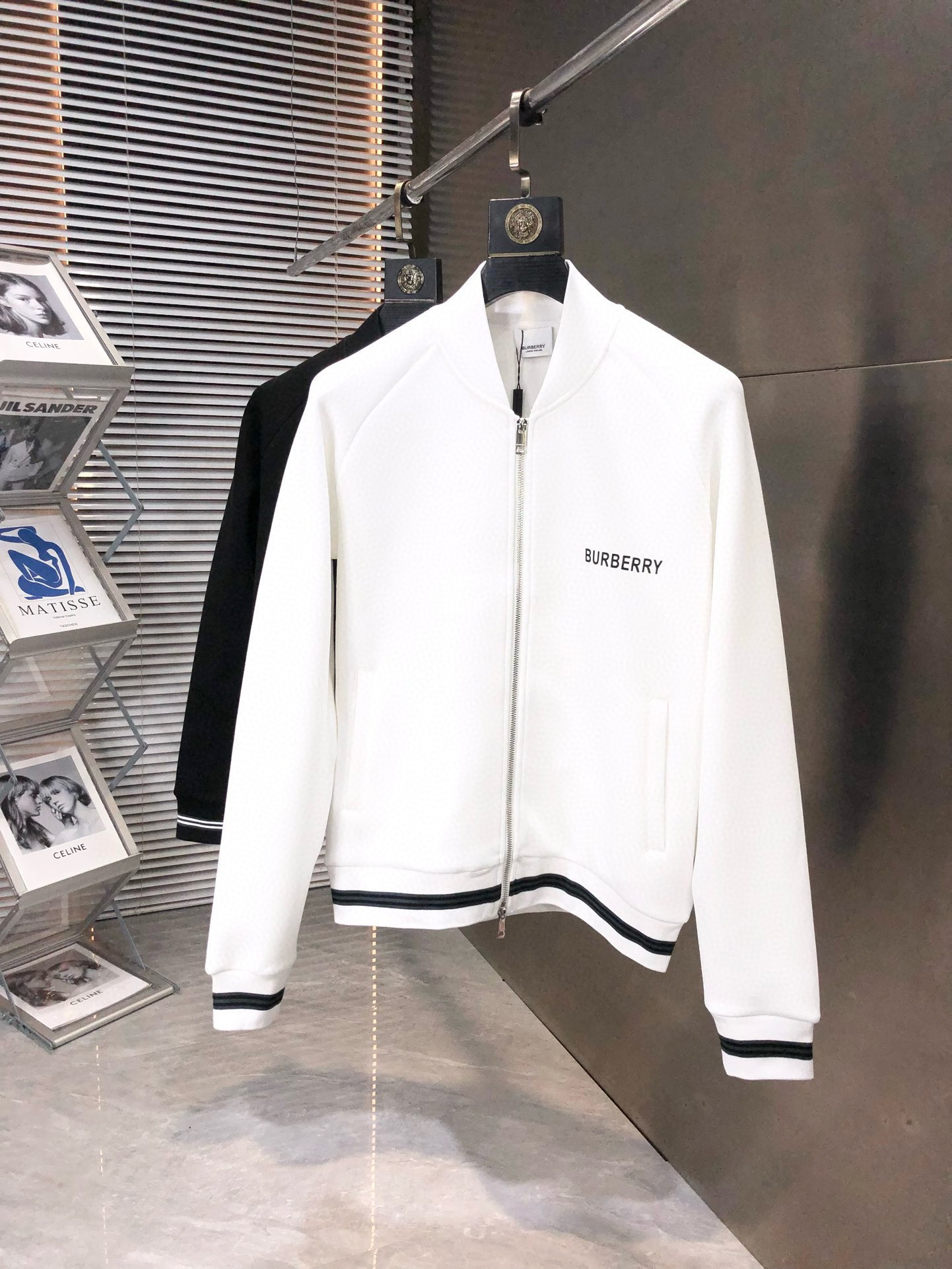 图片[2]-P740 Burberry博柏利 2024ss早秋最新款休闲夹克外套 高端品质
版型面料五金都是专柜1:1定制
面料是用的100%纯棉面料
logo采用品牌经典三角标装饰
时髦高端大气
身上帅气有型一点不拘束、采用优质进口纯棉材质上身超级舒适！搭配经典抽绳点缀整件超级酷炫上档次！上身不厚重尽显时尚个性气息！🌽
颜色:黑色  白色
码数:M-XXXL-高仿包包