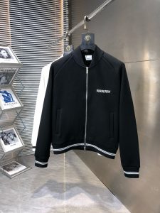 P740 Burberry博柏利 2024ss早秋最新款休闲夹克外套 高端品质
版型面料五金都是专柜1:1定制
面料是用的100%纯棉面料
logo采用品牌经典三角标装饰
时髦高端大气
身上帅气有型一点不拘束、采用优质进口纯棉材质上身超级舒适！搭配经典抽绳点缀整件超级酷炫上档次！上身不厚重尽显时尚个性气息！🌽
颜色:黑色  白色
码数:M-XXXL-高仿包包