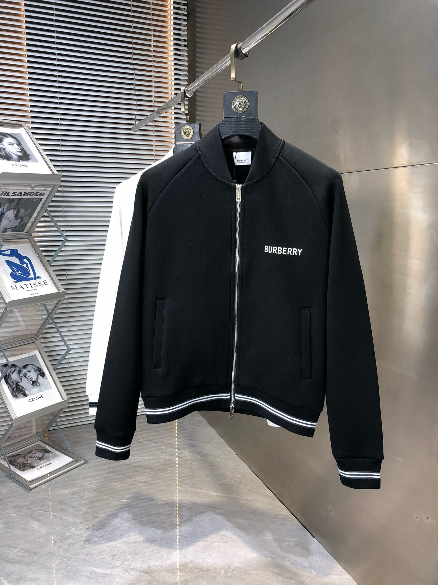 P740 Burberry博柏利 2024ss早秋最新款休闲夹克外套 高端品质
版型面料五金都是专柜1:1定制
面料是用的100%纯棉面料
logo采用品牌经典三角标装饰
时髦高端大气
身上帅气有型一点不拘束、采用优质进口纯棉材质上身超级舒适！搭配经典抽绳点缀整件超级酷炫上档次！上身不厚重尽显时尚个性气息！🌽
颜色:黑色  白色
码数:M-XXXL-高仿包包