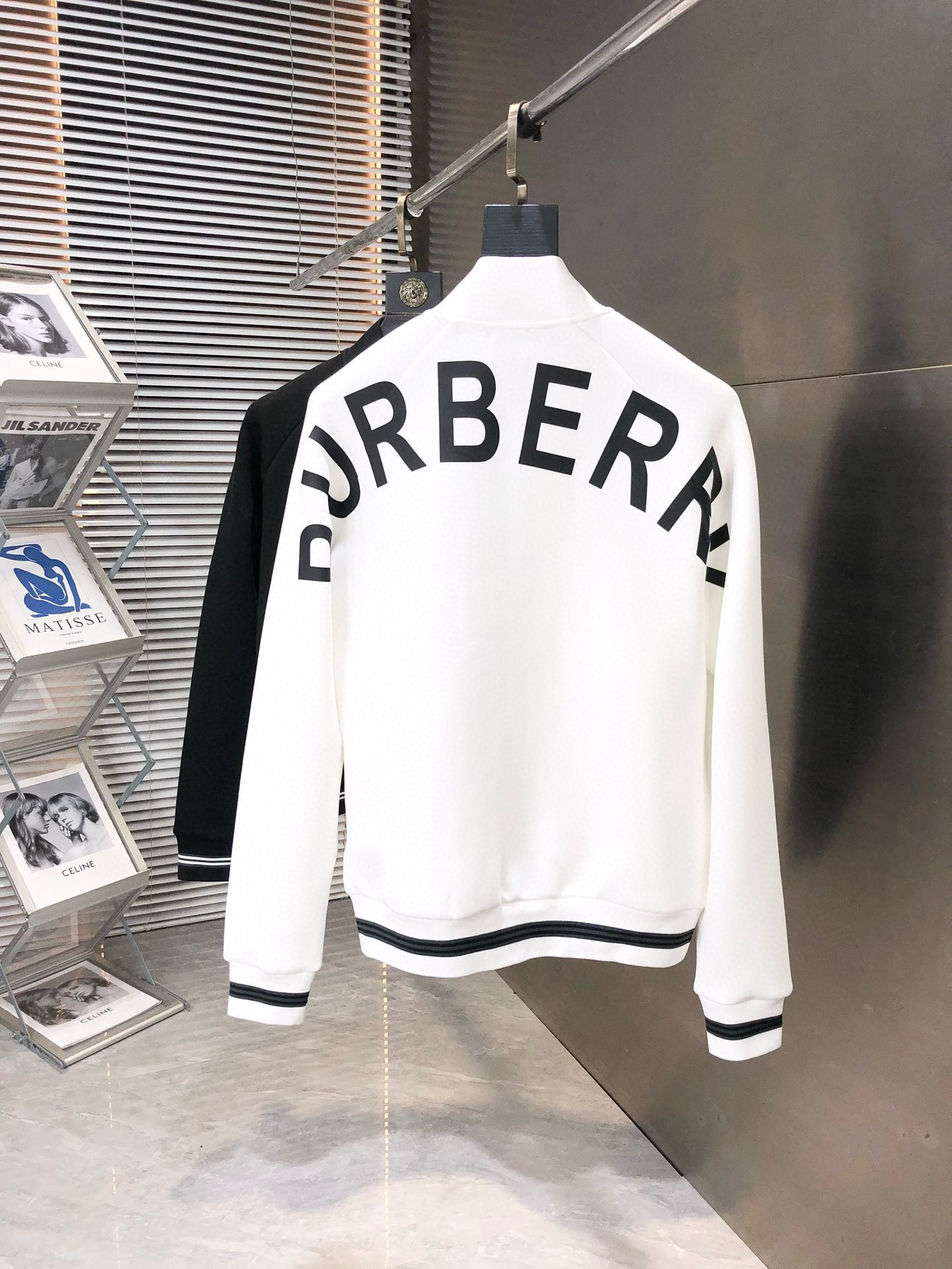 图片[8]-P740 Burberry博柏利 2024ss早秋最新款休闲夹克外套 高端品质
版型面料五金都是专柜1:1定制
面料是用的100%纯棉面料
logo采用品牌经典三角标装饰
时髦高端大气
身上帅气有型一点不拘束、采用优质进口纯棉材质上身超级舒适！搭配经典抽绳点缀整件超级酷炫上档次！上身不厚重尽显时尚个性气息！🌽
颜色:黑色  白色
码数:M-XXXL-高仿包包