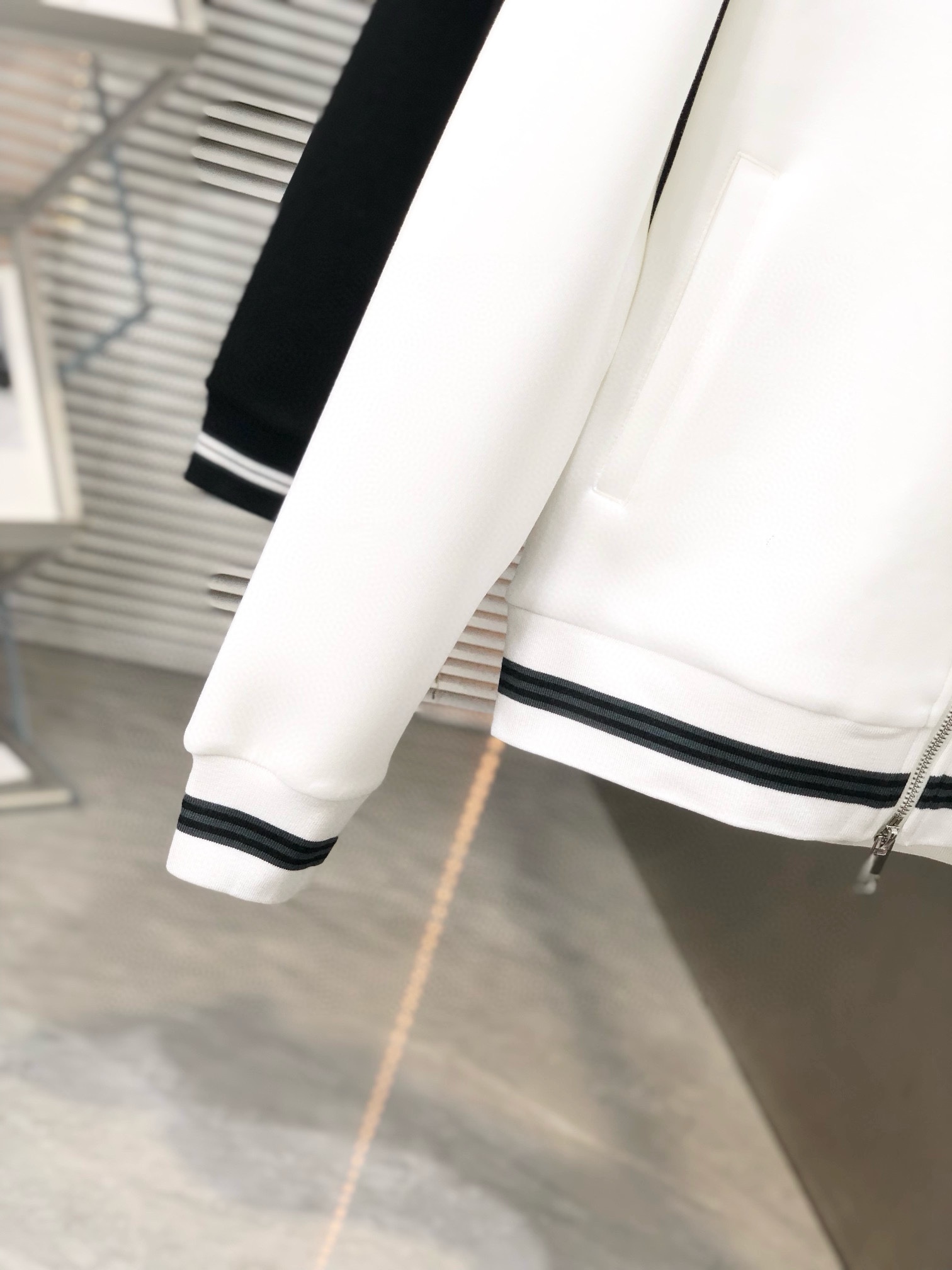 图片[5]-P740 Burberry博柏利 2024ss早秋最新款休闲夹克外套 高端品质
版型面料五金都是专柜1:1定制
面料是用的100%纯棉面料
logo采用品牌经典三角标装饰
时髦高端大气
身上帅气有型一点不拘束、采用优质进口纯棉材质上身超级舒适！搭配经典抽绳点缀整件超级酷炫上档次！上身不厚重尽显时尚个性气息！🌽
颜色:黑色  白色
码数:M-XXXL-高仿包包