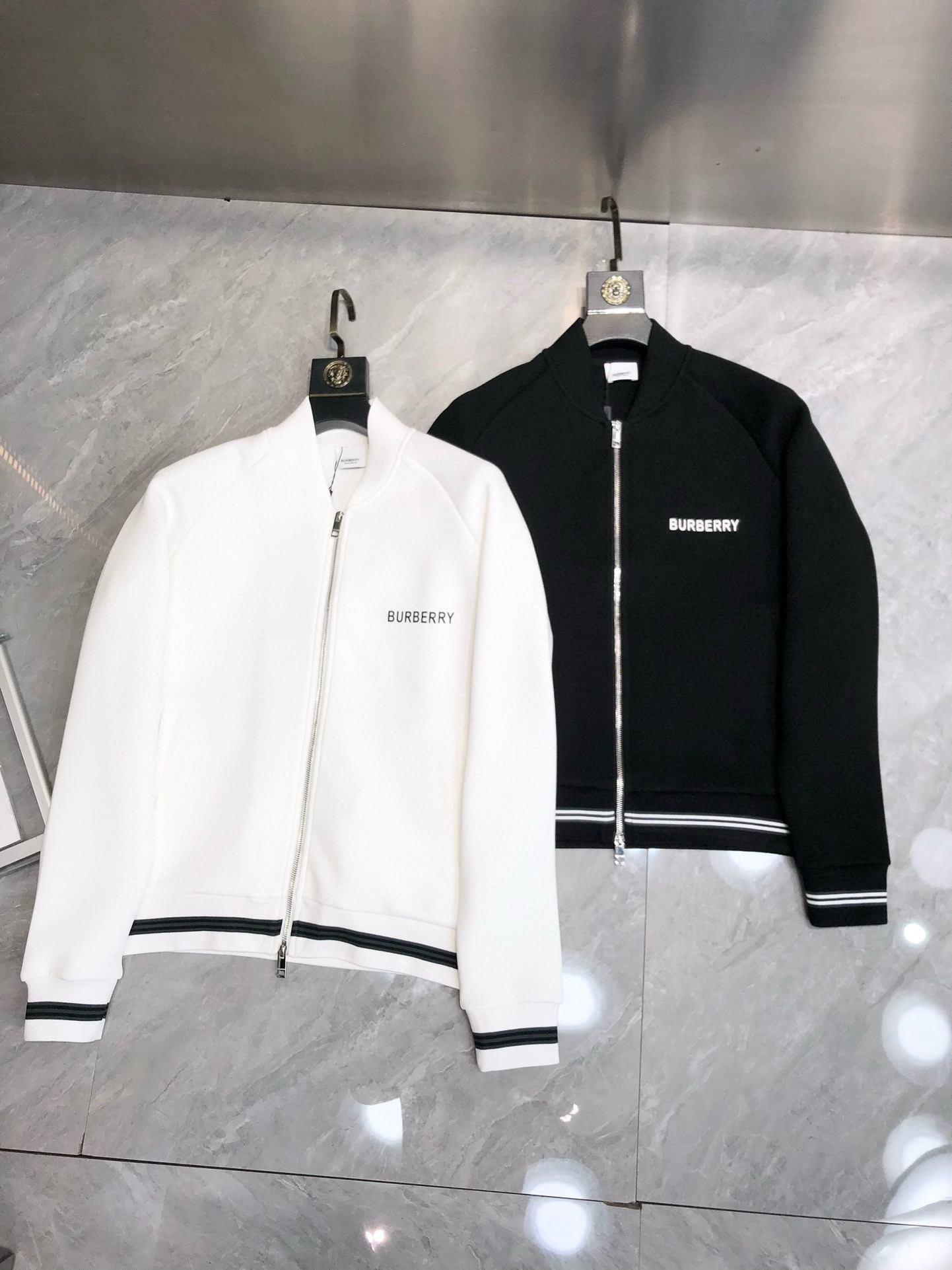 图片[9]-P740 Burberry博柏利 2024ss早秋最新款休闲夹克外套 高端品质
版型面料五金都是专柜1:1定制
面料是用的100%纯棉面料
logo采用品牌经典三角标装饰
时髦高端大气
身上帅气有型一点不拘束、采用优质进口纯棉材质上身超级舒适！搭配经典抽绳点缀整件超级酷炫上档次！上身不厚重尽显时尚个性气息！🌽
颜色:黑色  白色
码数:M-XXXL-高仿包包