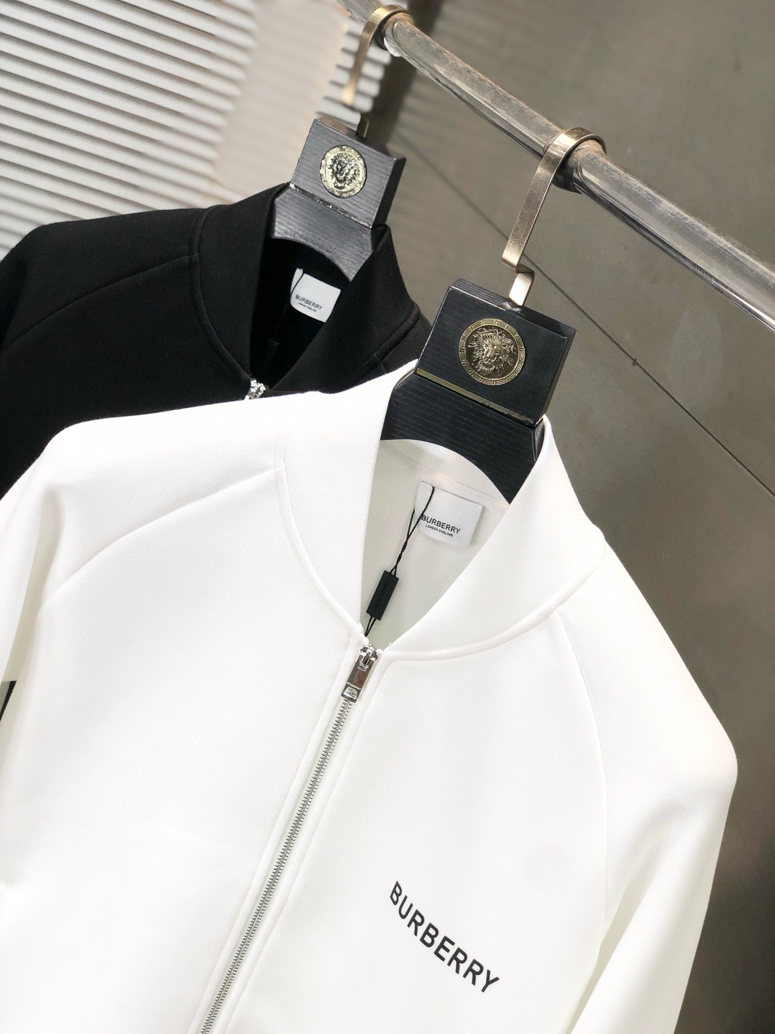 图片[3]-P740 Burberry博柏利 2024ss早秋最新款休闲夹克外套 高端品质
版型面料五金都是专柜1:1定制
面料是用的100%纯棉面料
logo采用品牌经典三角标装饰
时髦高端大气
身上帅气有型一点不拘束、采用优质进口纯棉材质上身超级舒适！搭配经典抽绳点缀整件超级酷炫上档次！上身不厚重尽显时尚个性气息！🌽
颜色:黑色  白色
码数:M-XXXL-高仿包包